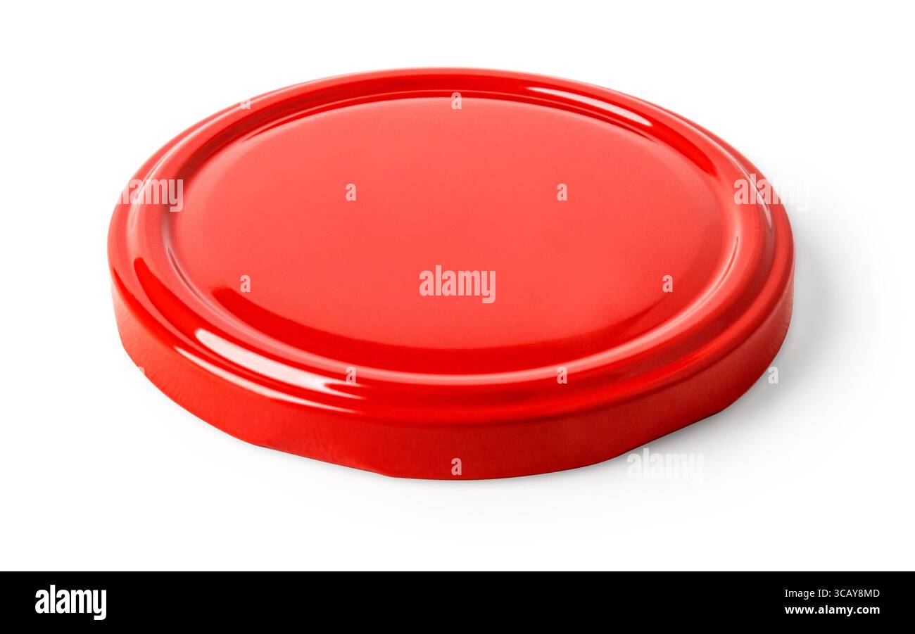 Couvercle en métal rouge isolé sur fond blanc, idéal pour fermer des bocaux et conserver des aliments Banque D'Images