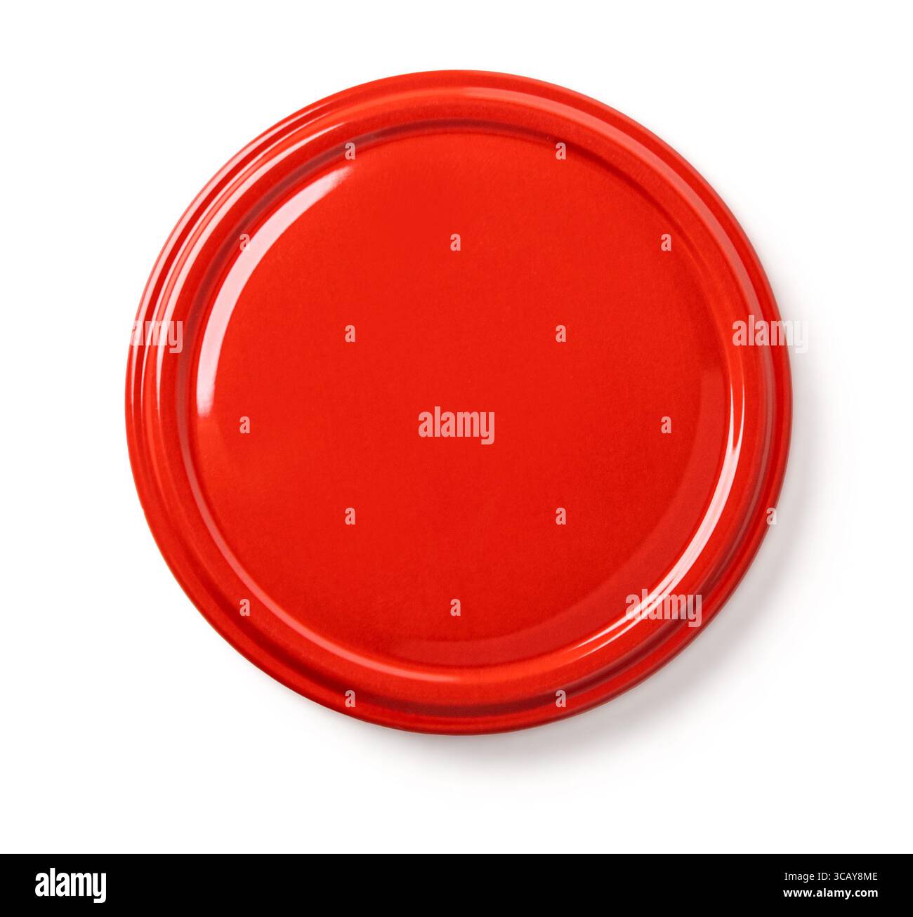 Couvercle en métal rouge isolé sur fond blanc, idéal pour fermer des bocaux et conserver des aliments, vue de dessus Banque D'Images