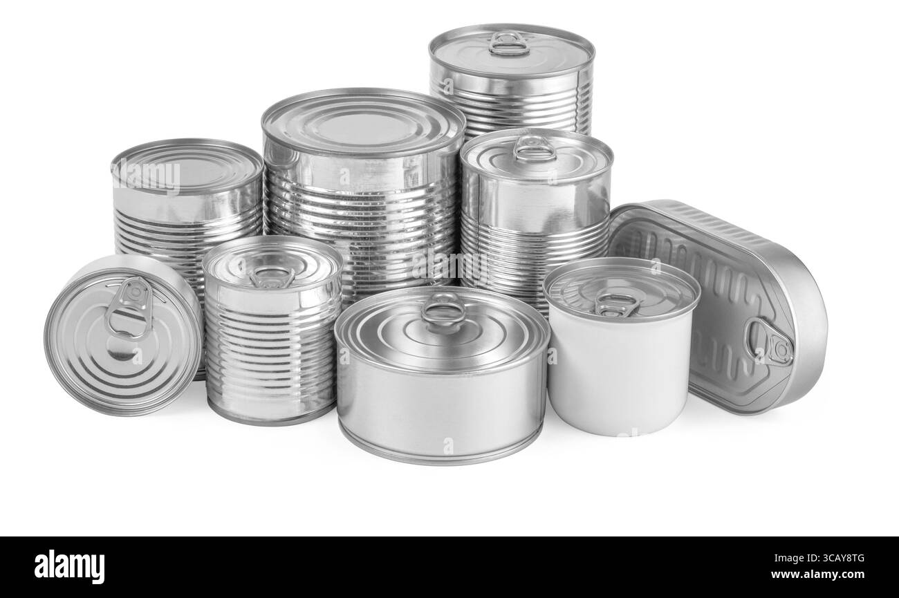 Différentes tailles de boîtes de conserve contenant des aliments conservés créant une longue durée de conservation, isolées sur fond blanc Banque D'Images