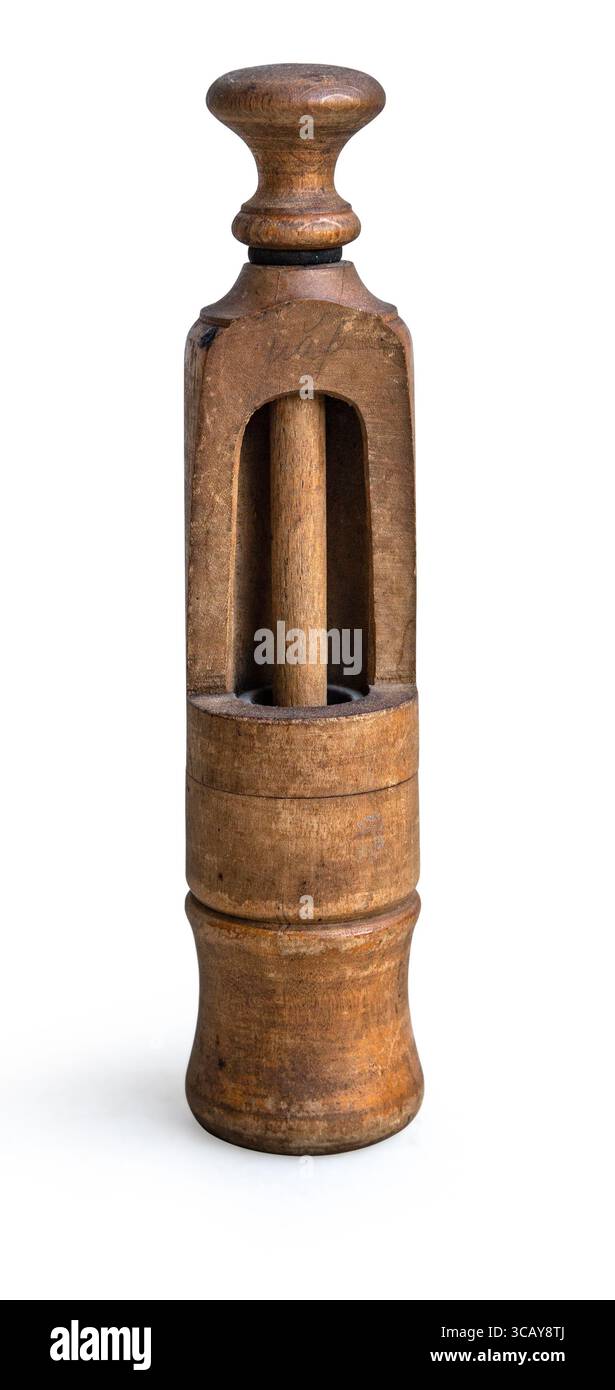 Vieille moisissure de beurre en bois isolée sur fond blanc, montrant des signes d'âge et d'utilisation Banque D'Images