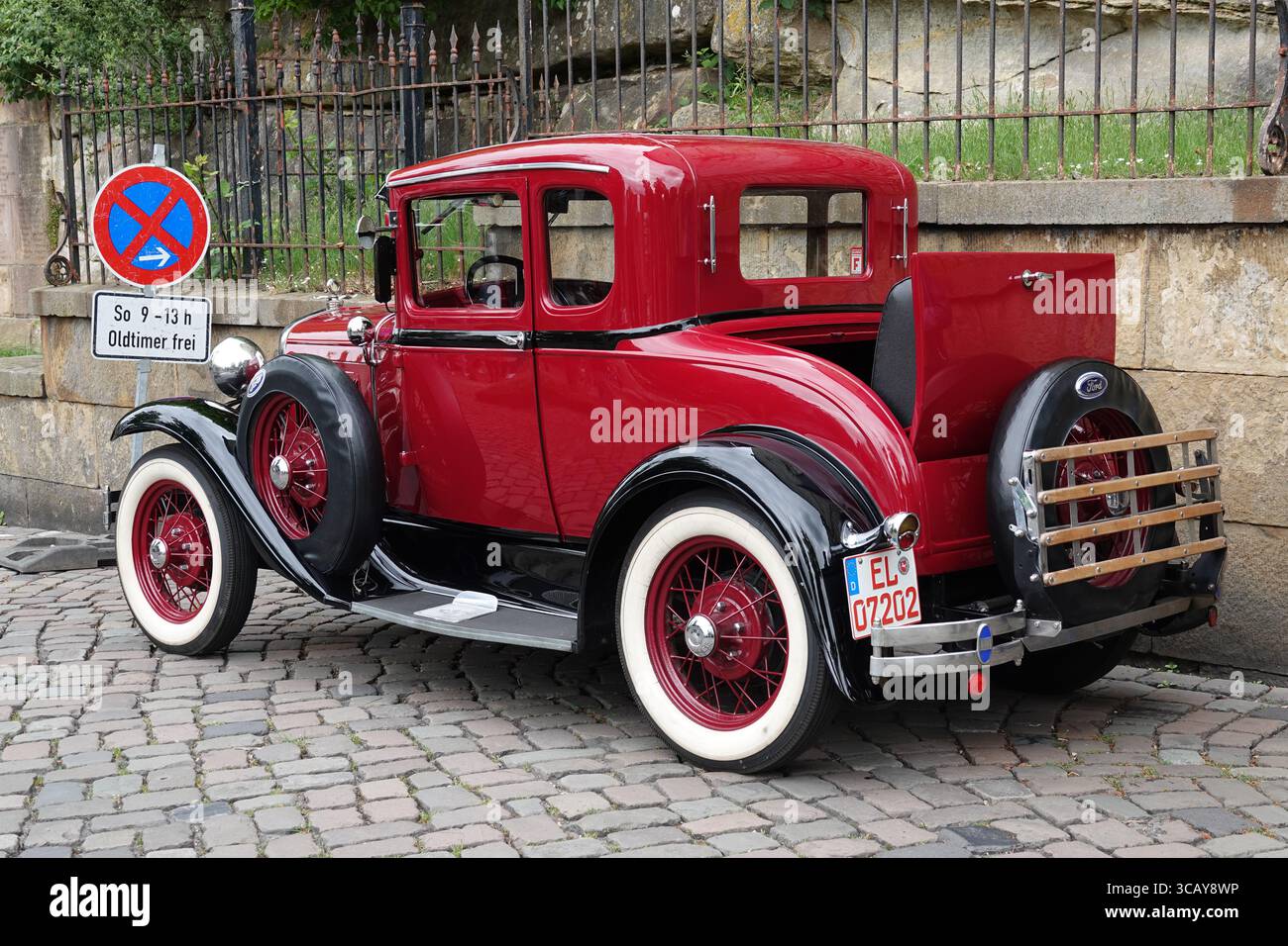 Bad Bentheim, Allemagne 4 mai 2025 Une Ford modèle A 1930 classique est garée à côté d'un panneau de stationnement interdit. En dessous du panneau, il est dit en allemand que les voitures classiques Banque D'Images