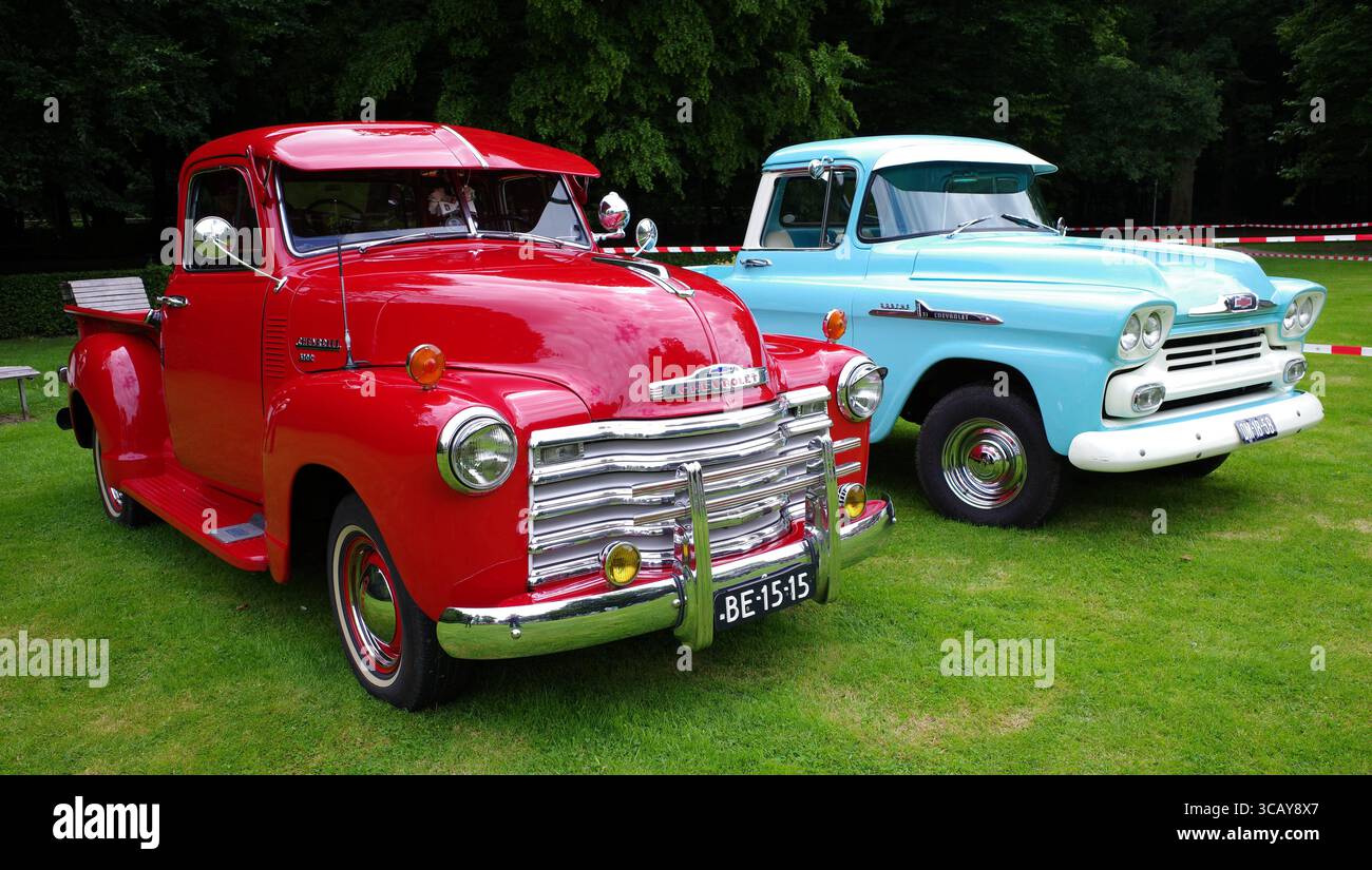 Bad Bentheim, Allemagne 13 juillet 2025 deux pick-up Chevrolet d'époque magnifiquement restaurés lors d'une rencontre de voitures anciennes. Le rouge est de 1953, le bleu Banque D'Images