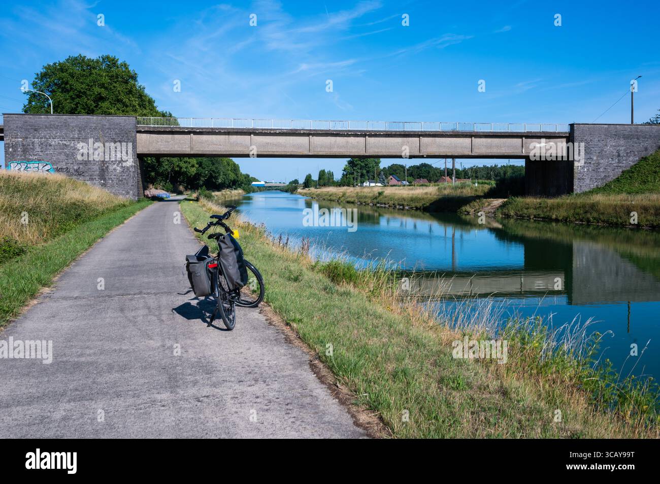 Trekking vélo avec valises sur les rives du canal à Hautrage, Saint Ghislain, Belgique 12 juillet 2025 Banque D'Images