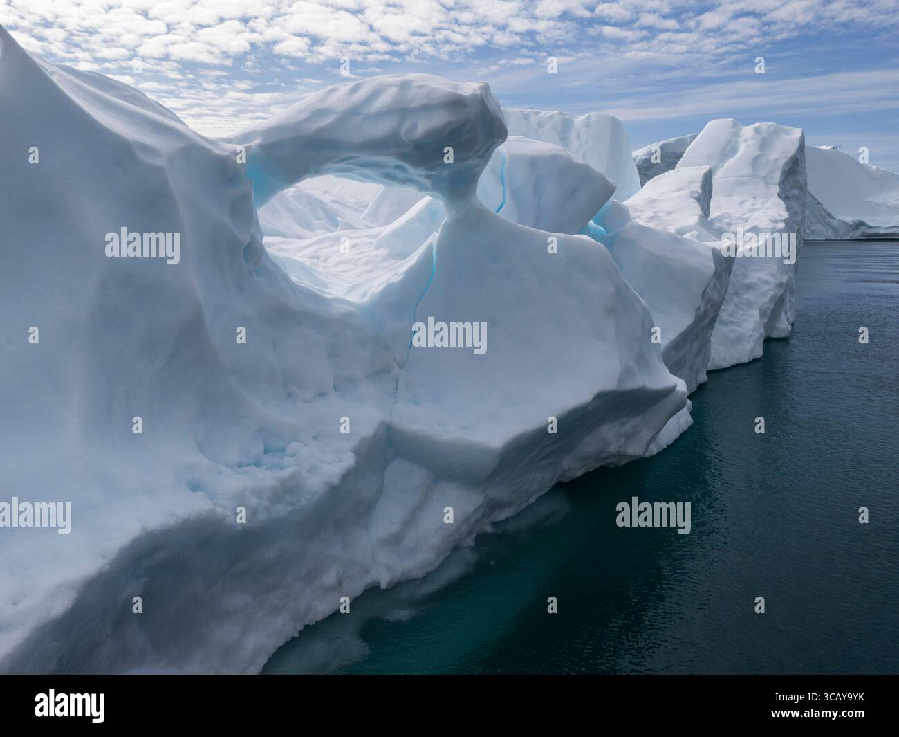 Iceberg de forme magnifique avec des fissures bleues dans le fjord de glace de l'UNESCO près d'Ilulissat, Groenland Banque D'Images