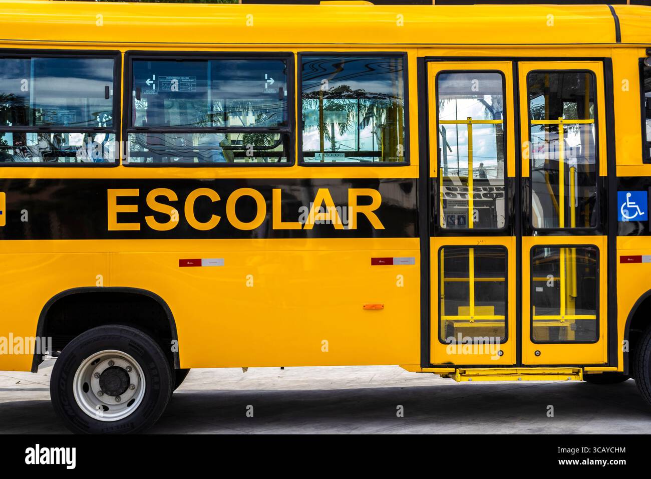 Marilia, Sao Paulo, Brésil, 11 avril 2025. Autobus scolaire jaune au Brésil financé par les gouvernements fédéral et des États et leurs logos. Représente Educat Banque D'Images