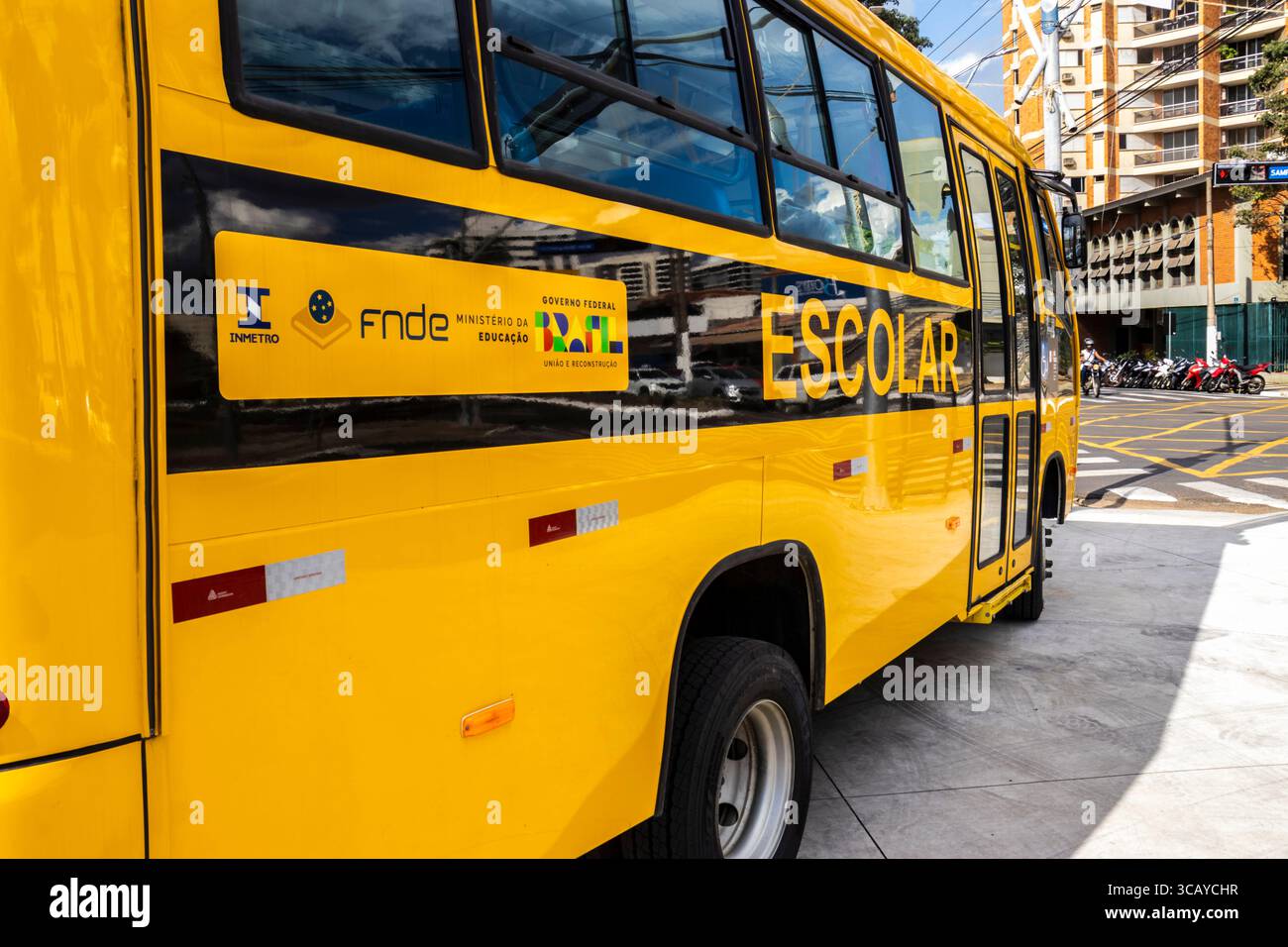 Marilia, Sao Paulo, Brésil, 11 avril 2025. Autobus scolaire jaune au Brésil financé par les gouvernements fédéral et des États et leurs logos. Représente Educat Banque D'Images