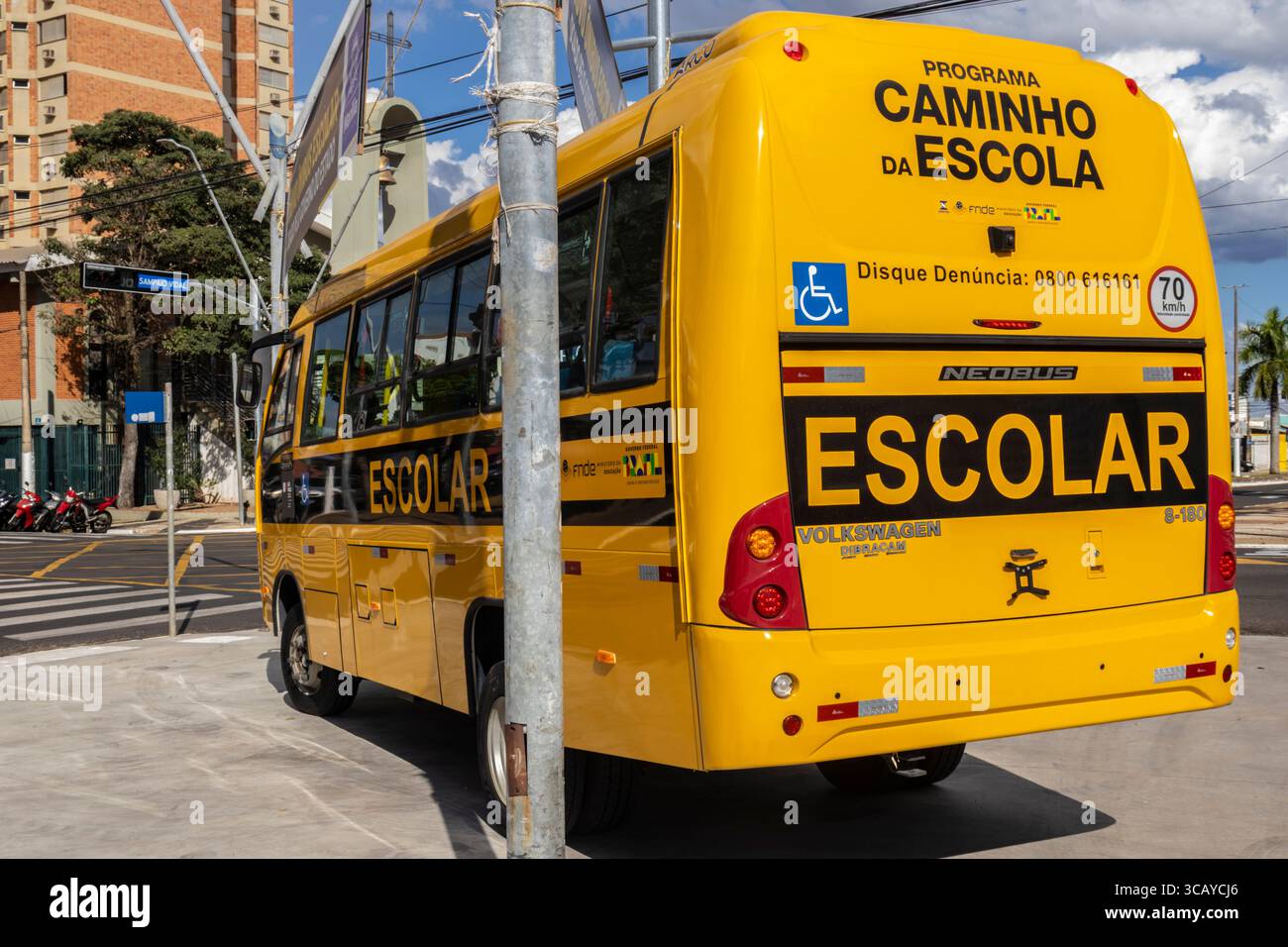 Marilia, Sao Paulo, Brésil, 11 avril 2025. Autobus scolaire jaune au Brésil financé par les gouvernements fédéral et des États et leurs logos. Représente Educat Banque D'Images