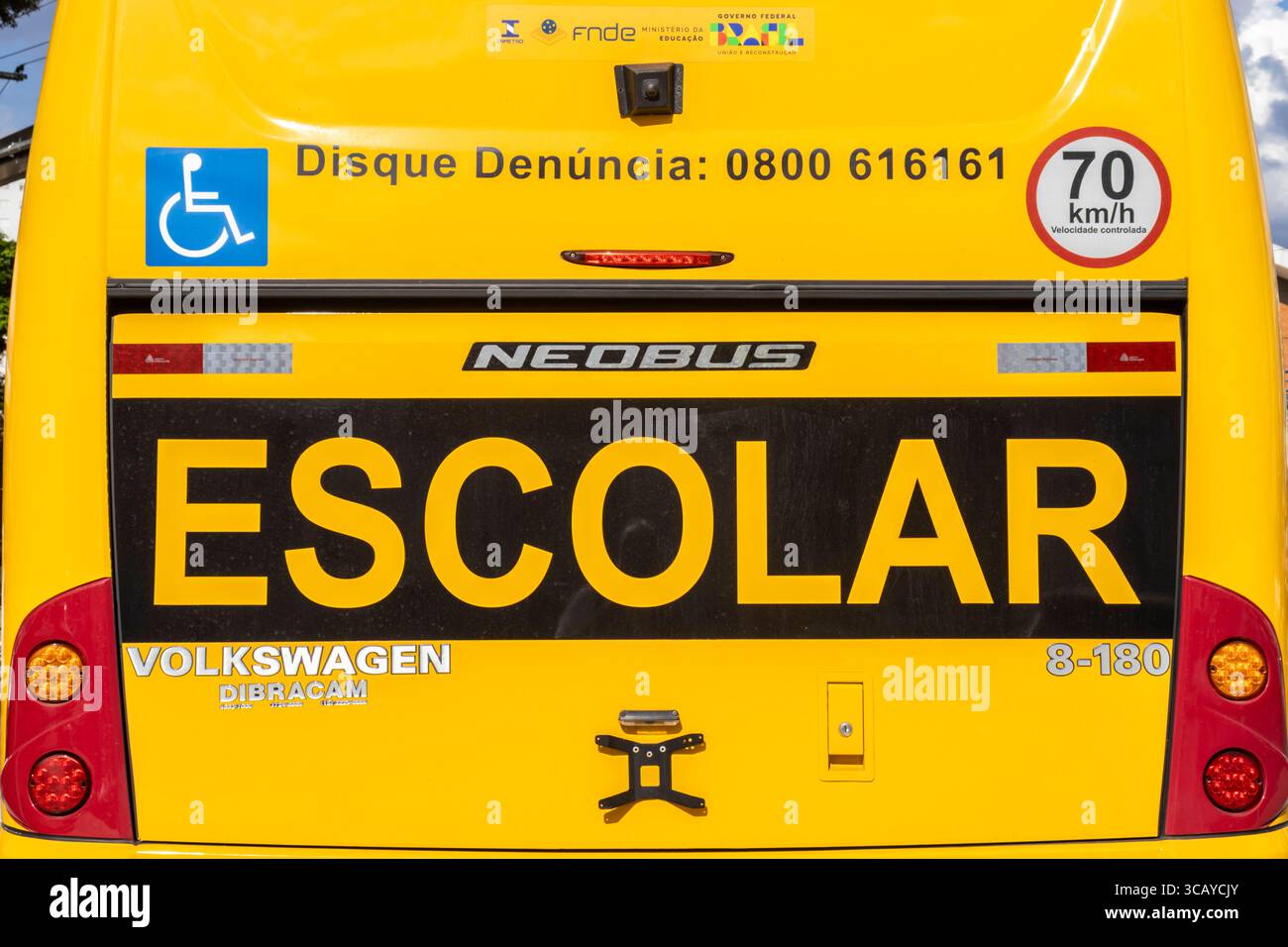 Marilia, Sao Paulo, Brésil, 11 avril 2025. Autobus scolaire jaune au Brésil financé par les gouvernements fédéral et des États et leurs logos. Représente Educat Banque D'Images