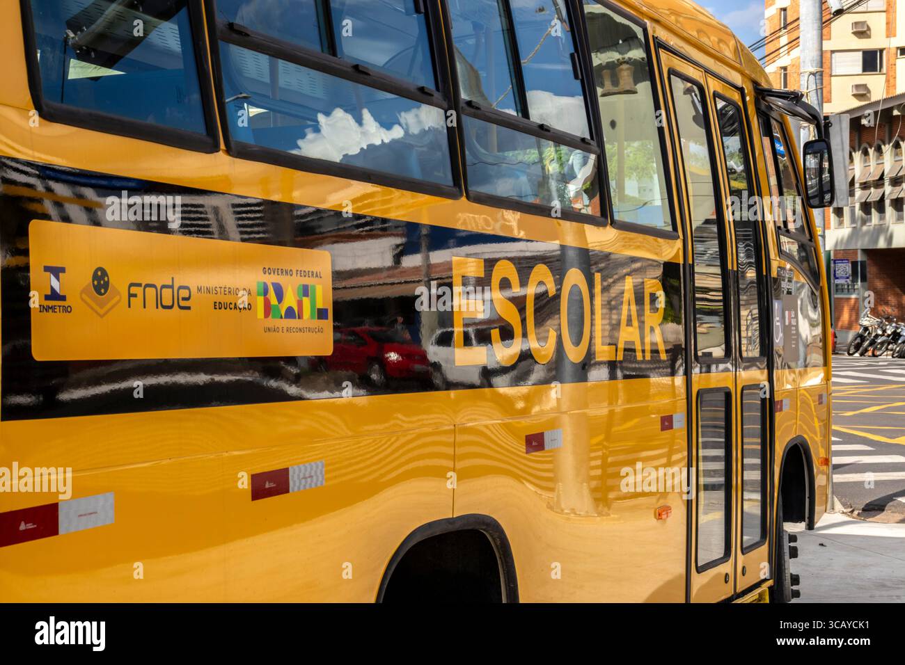 Marilia, Sao Paulo, Brésil, 11 avril 2025. Autobus scolaire jaune au Brésil financé par les gouvernements fédéral et des États et leurs logos. Représente Educat Banque D'Images