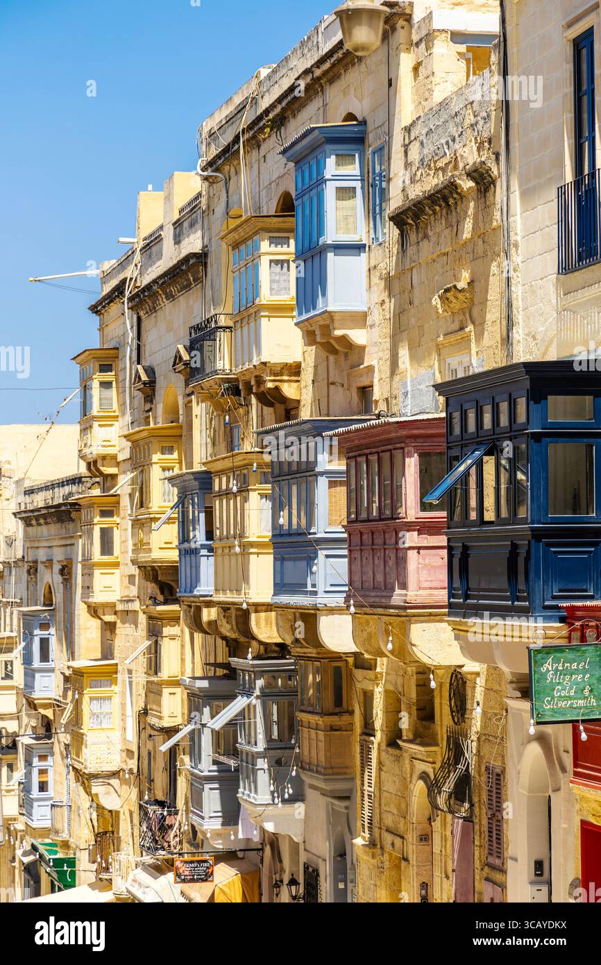 Maisons de ville maltaises colorées avec balcons fermés le long de Republic Street, la Valette, Malte Banque D'Images