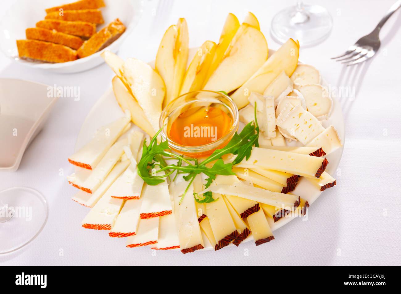 Différents types de fromage tranchés et servis sur l'assiette Banque D'Images