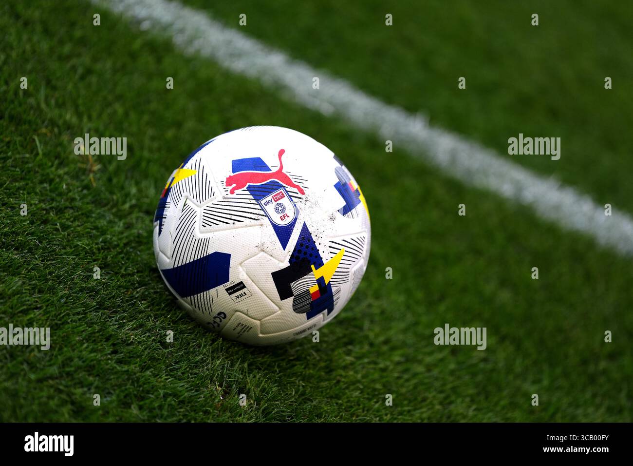 Gros plan du ballon offiical PUMA Orbita 1 EFL Sky Bet Football (FIFA® Quality Pro) avant le match Sky Bet League One à Vale Park, Stoke-on-Trent. Date de la photo : jeudi 7 août 2025. Banque D'Images