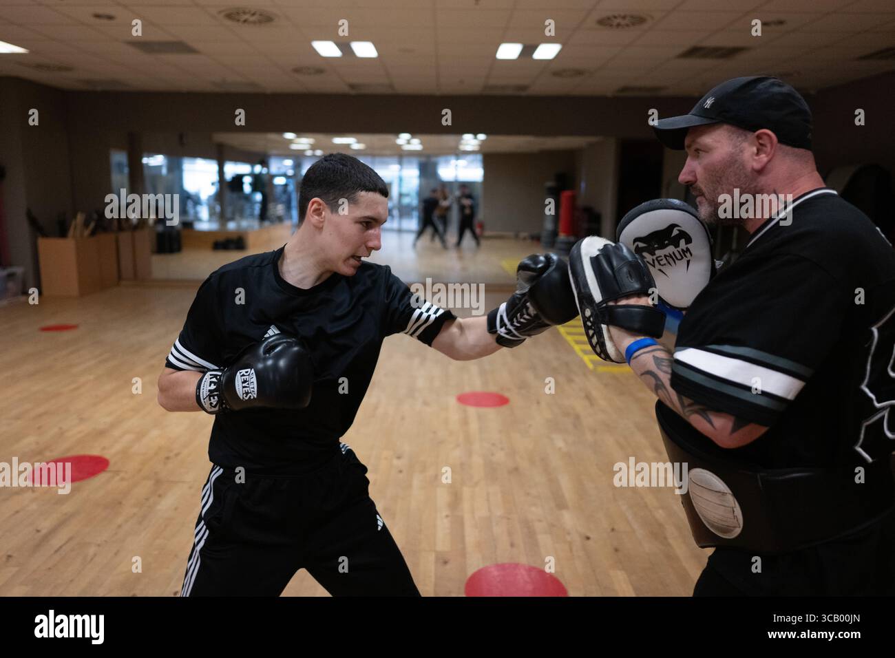 Berlin, Allemagne. 07 août 2025. Arminius Rolle (à gauche), un professionnel de la boxe de 15 ans, s’entraîne dans une salle de sport avec son père Robert. Crédit : Sebastian Christoph Gollnow/dpa/Alamy Live News Banque D'Images