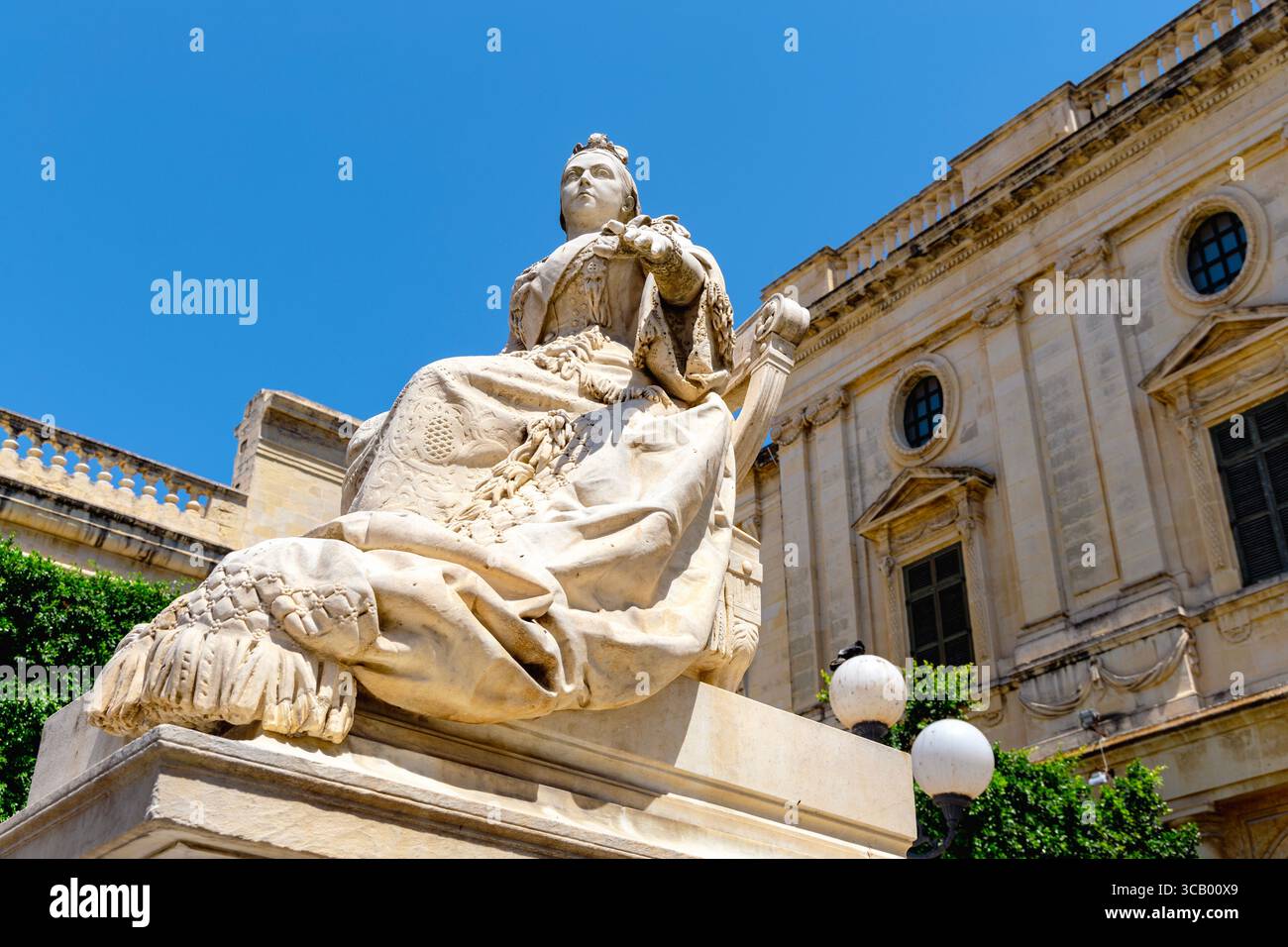 Statue de la reine Victoria par Giuseppe Valenti devant la Bibliothèque nationale de Malte sur la place de la République à la Valette, Malte Banque D'Images