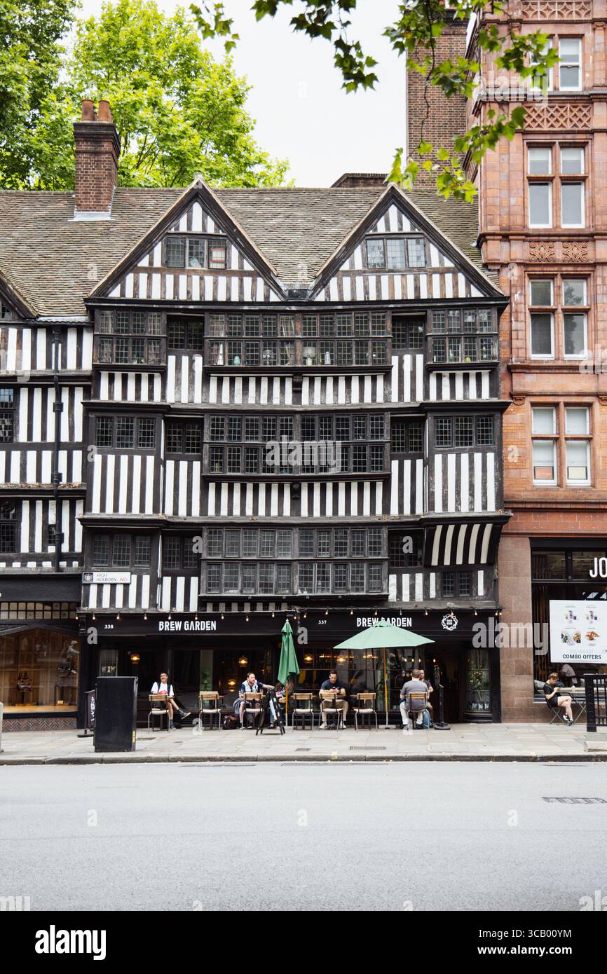 Tudor Staple Inn à High Holborn datant de 1585 logement Brew Garden café, Chancery Lane, Londres, Angleterre Banque D'Images
