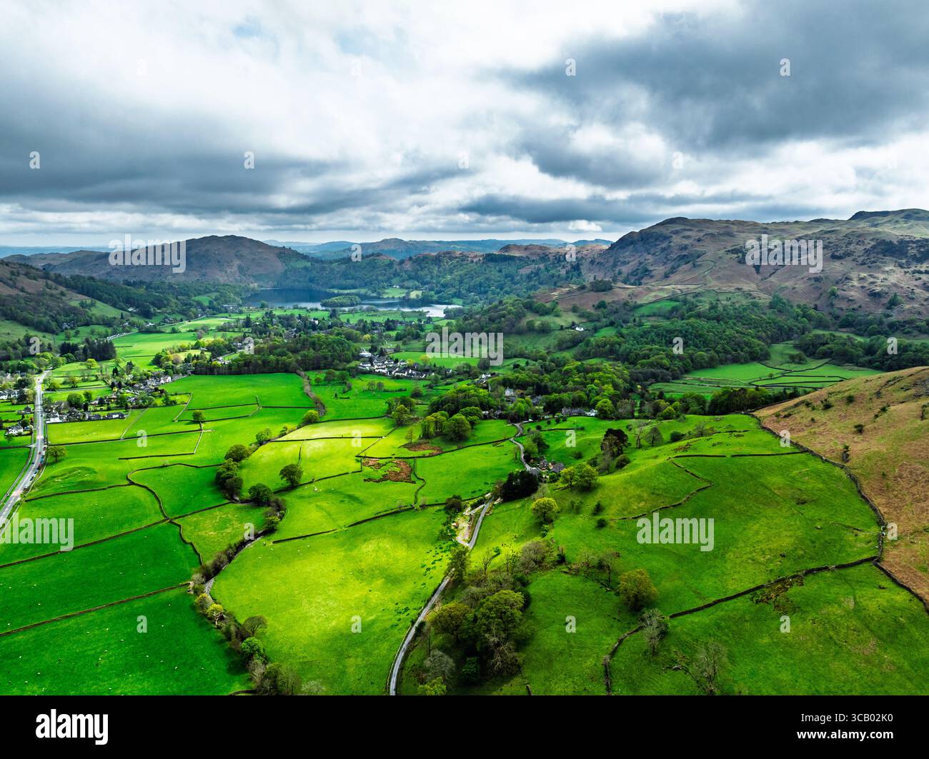 Fermes et montagnes sur la route A591 d'un drone, Grasmere Lake, Grasmere, Ambleside, Lake District, Westmorland, Cumbria, Royaume-Uni Banque D'Images
