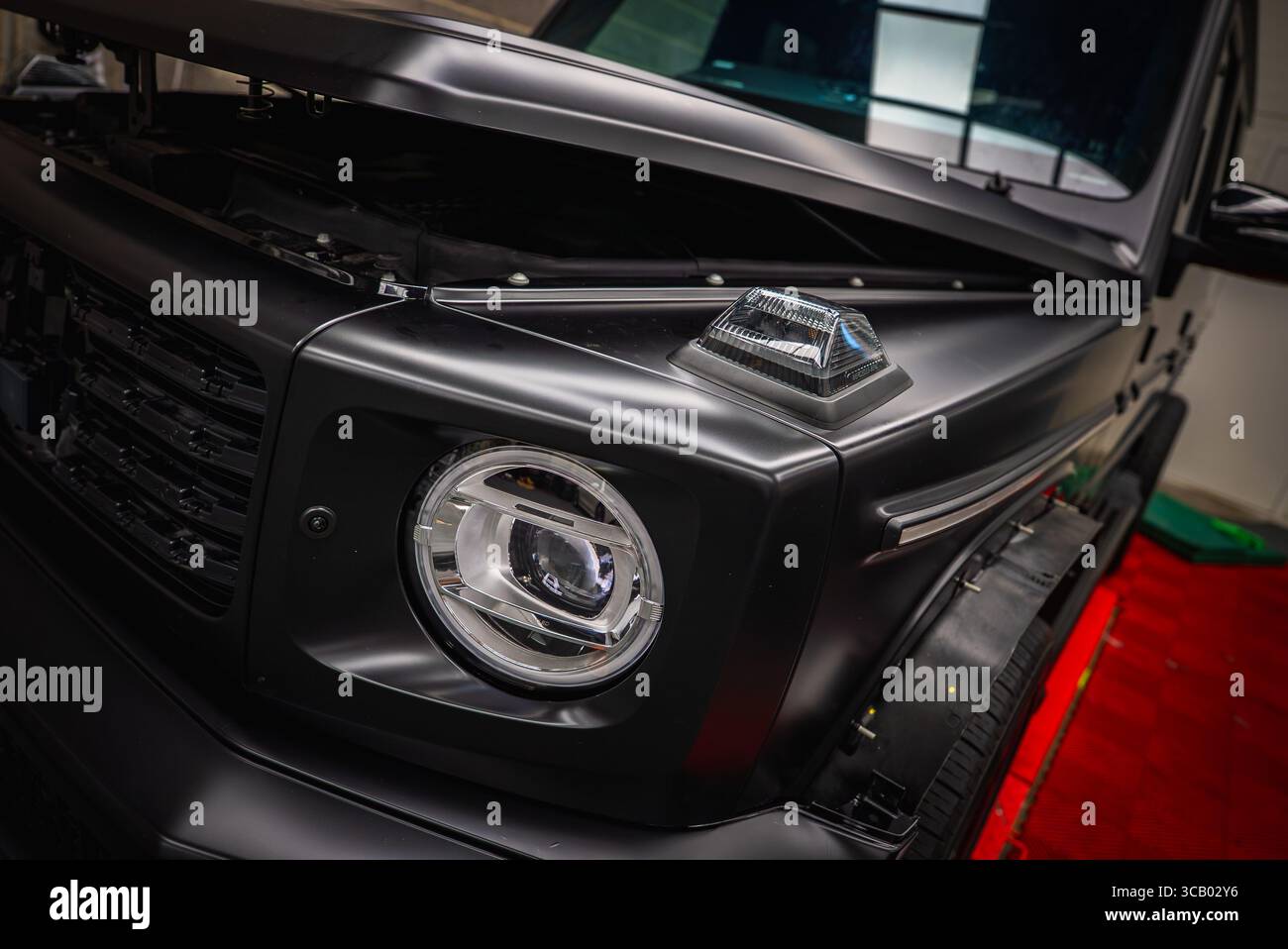 Gros plan du SUV Mercedes classe G noir avec capot partiellement ouvert Banque D'Images