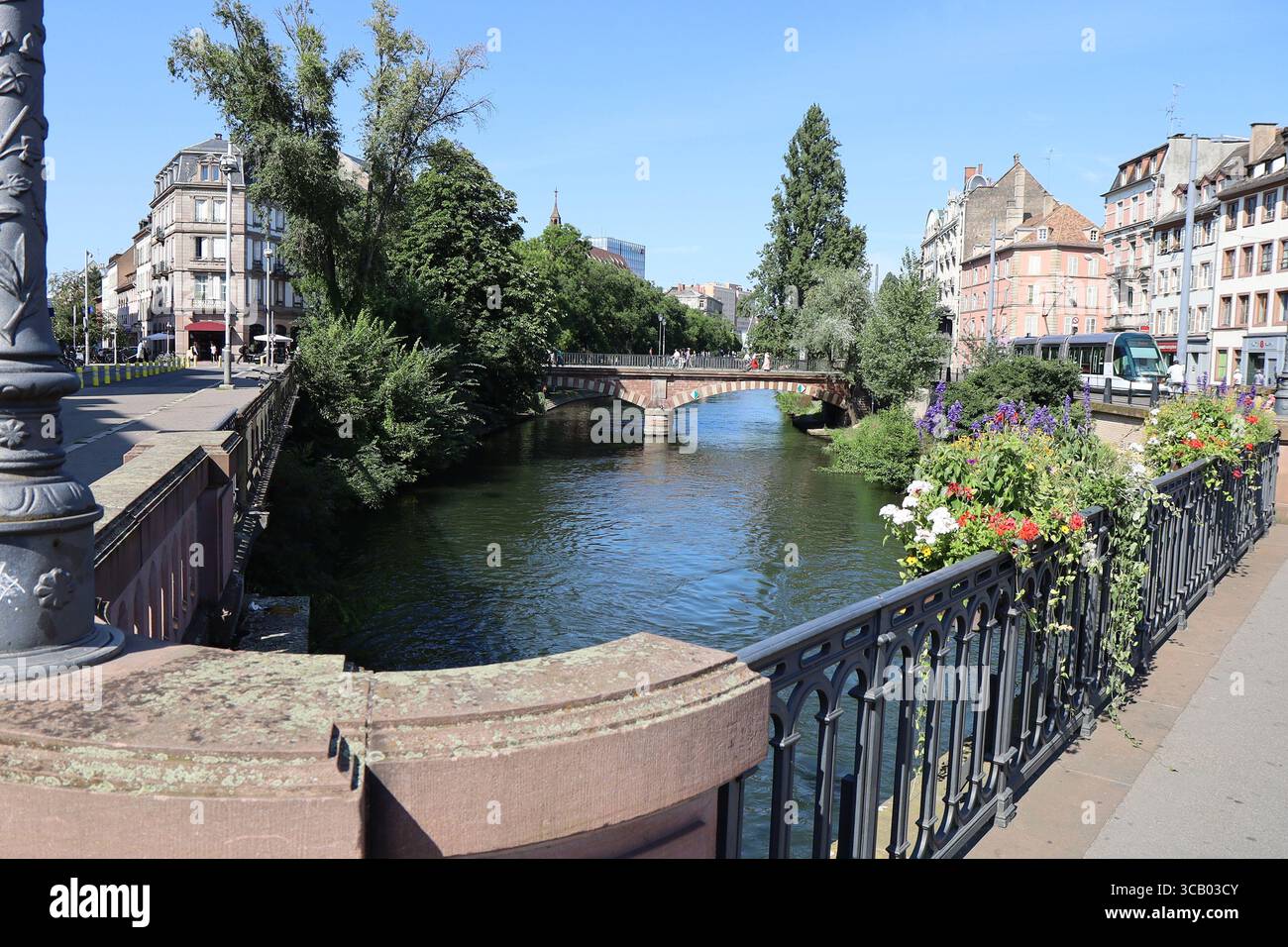 Rivière Ill dans la ville, ville de Strasbourg, Bas-Rhin, France Banque D'Images