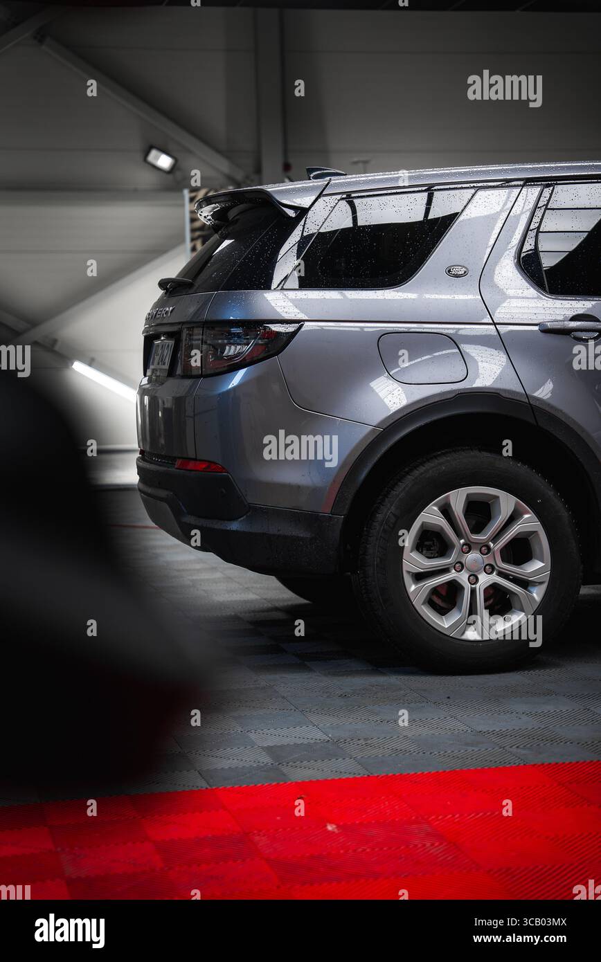 Vue arrière du Range Rover Discovery argenté dans un garage moderne Banque D'Images