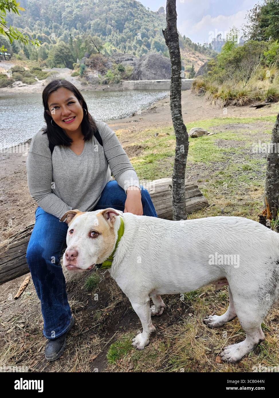 Une femme adulte latina passe du temps à l'extérieur avec son chien de soutien émotionnel comme thérapie pour le stress et l'anxiété Banque D'Images