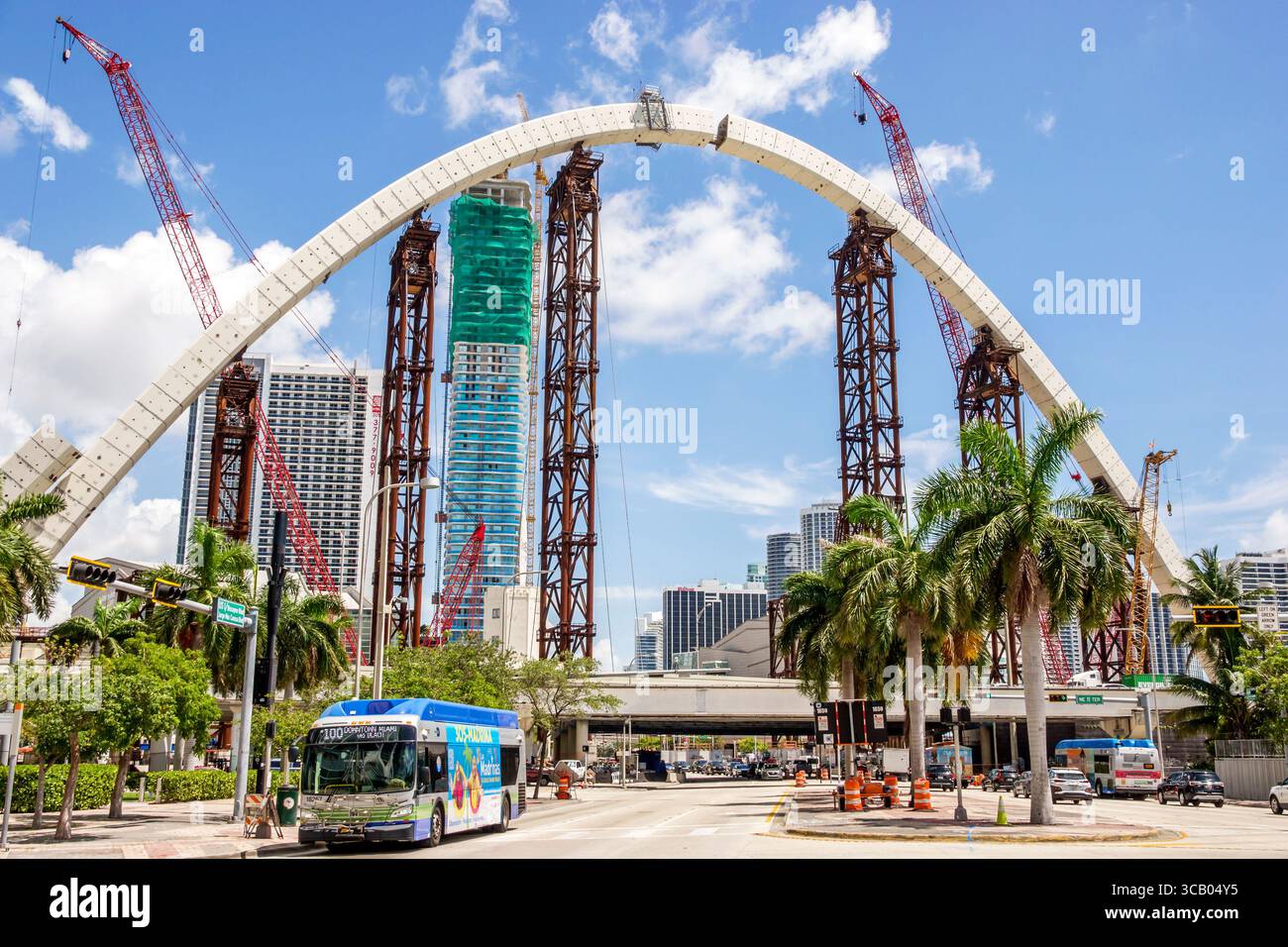 Miami Florida, Biscayne Boulevard, I-395 signature Bridge la fontaine, arcs arche sous projet de construction, couloir de transport urbain, bu de grande hauteur Banque D'Images