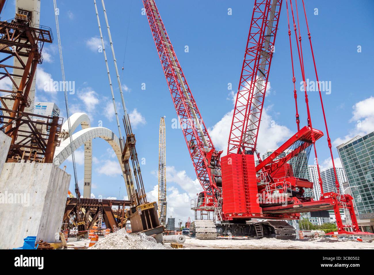 Miami Florida, Biscayne Boulevard, I-395 signature Bridge la fontaine, arcs arcs en projet de construction, grue sur chenilles rouge Manitowoc VPC 1600, lourd Banque D'Images