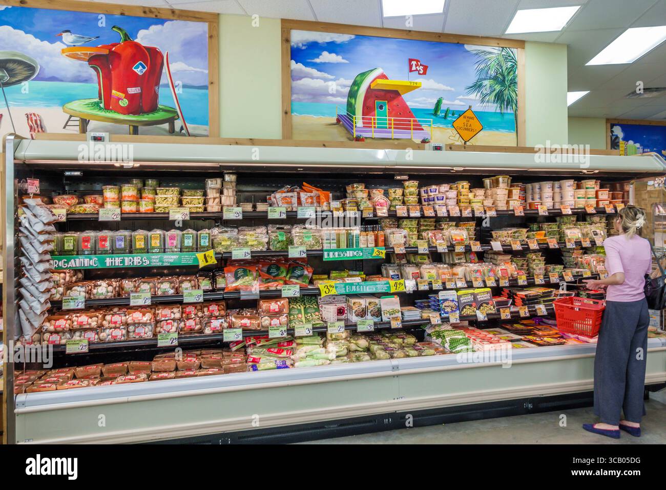 Miami Beach Floride, supermarché de magasin d'épicerie Trader Joe, section réfrigérée allée des aliments préparés, les noms de marque incluent : Trader Joe's Organic Herbs, T Banque D'Images
