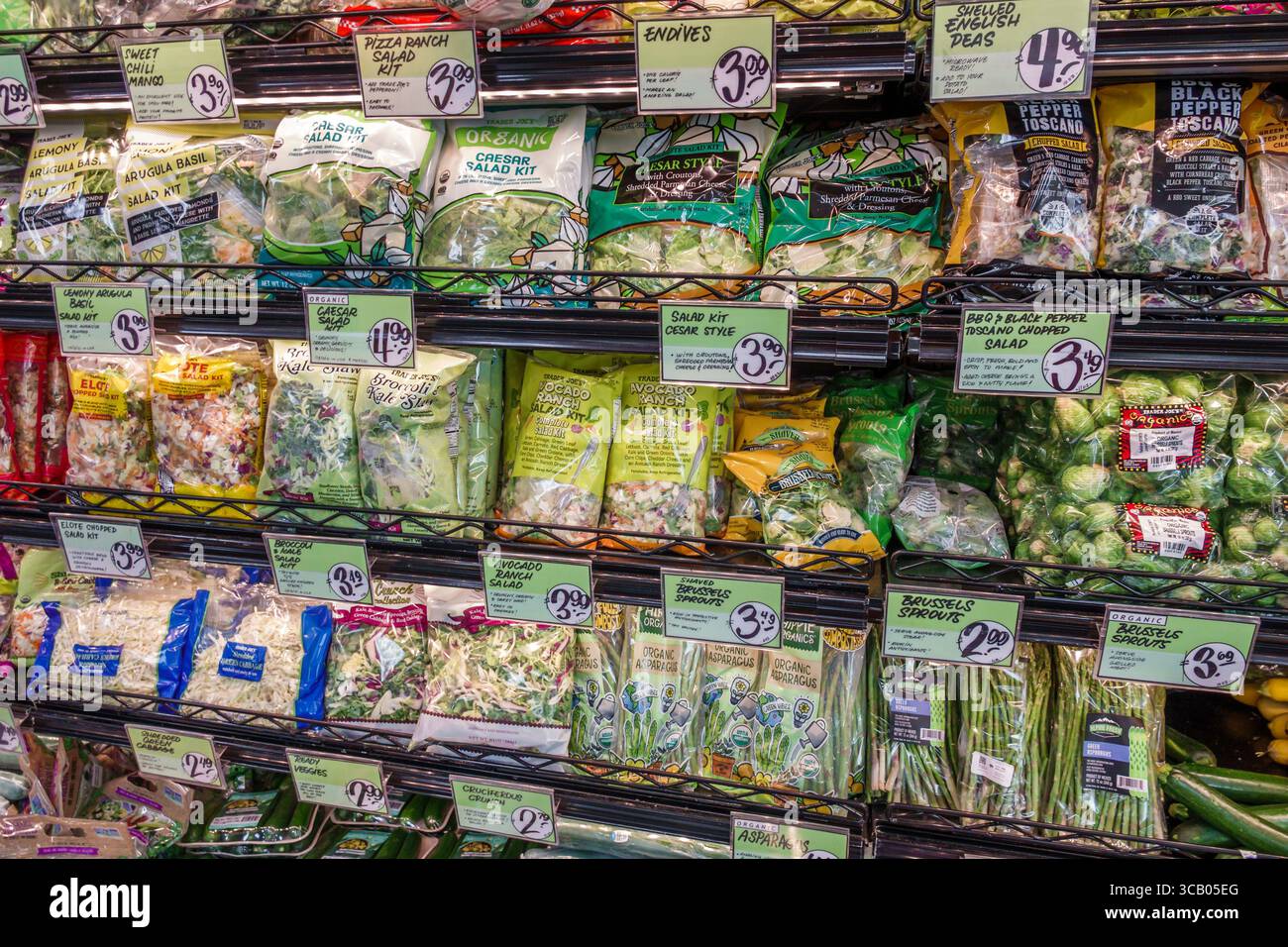 Miami Beach Floride, supermarché de magasin d'épicerie Trader Joe, allée de produit de kit de salade, les noms de marque incluent : Trader Joe's Caesar Salad Kit, BBQ & Black PEPP Banque D'Images