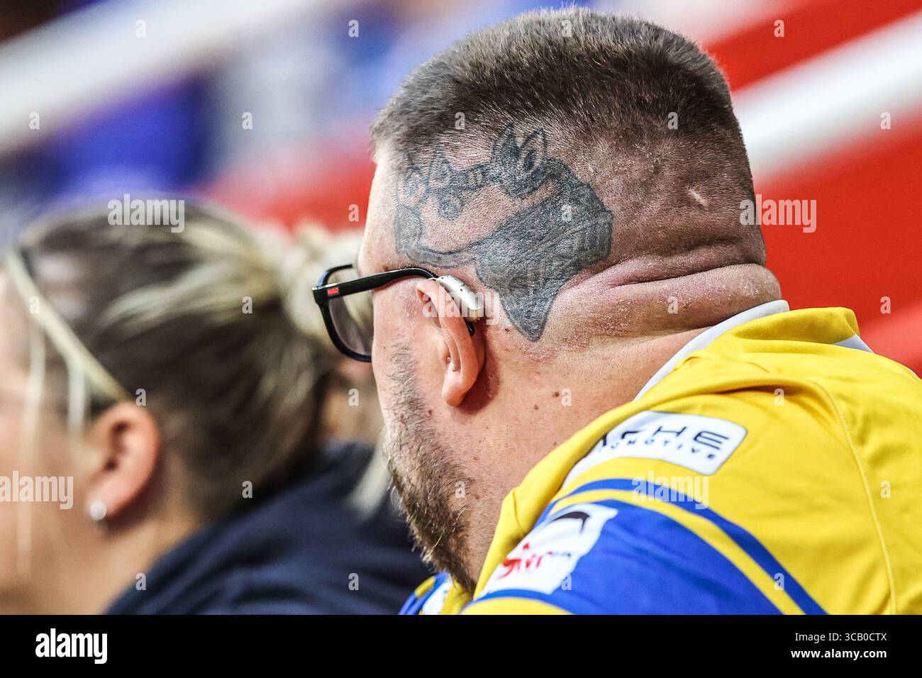 Leigh, Royaume-Uni. 07 août 2025. Un fan de Leeds Rhinos avec un tatouage de Rhino sur le côté de sa tête lors du match Leigh Leopards vs Leeds Rhinos au Leigh Sports Village, Leigh, Royaume-Uni, 7 août 2025 (photo par Alfie Cosgrove/News images) à Leigh, Royaume-Uni le 8/7/2025. (Photo par Alfie Cosgrove/News images/SIPA USA) crédit : SIPA USA/Alamy Live News Banque D'Images