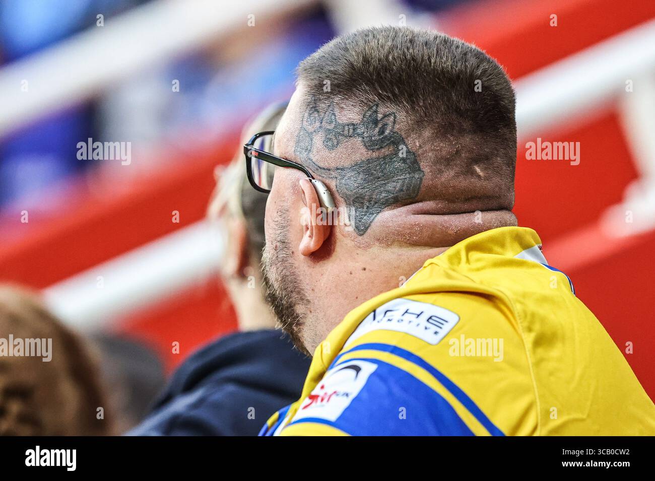 Leigh, Royaume-Uni. 07 août 2025. Un fan de Leeds Rhinos avec un tatouage de Rhino sur le côté de sa tête lors du match Leigh Leopards vs Leeds Rhinos au Leigh Sports Village, Leigh, Royaume-Uni, 7 août 2025 (photo par Alfie Cosgrove/News images) à Leigh, Royaume-Uni le 8/7/2025. (Photo par Alfie Cosgrove/News images/SIPA USA) crédit : SIPA USA/Alamy Live News Banque D'Images