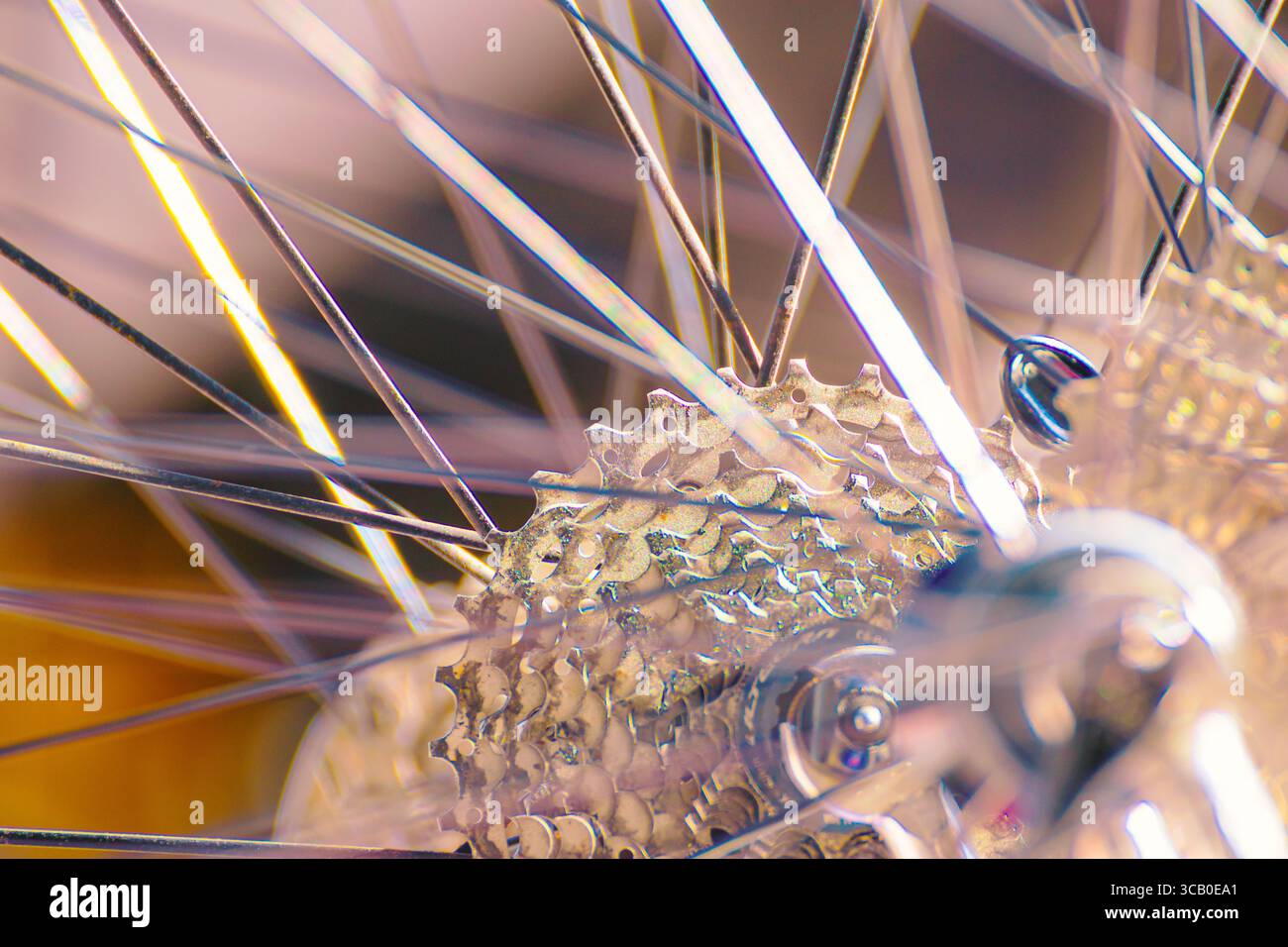 Gros plan d'une transmission de vélo avec concept de technologie de vélo à lumière dorée Banque D'Images