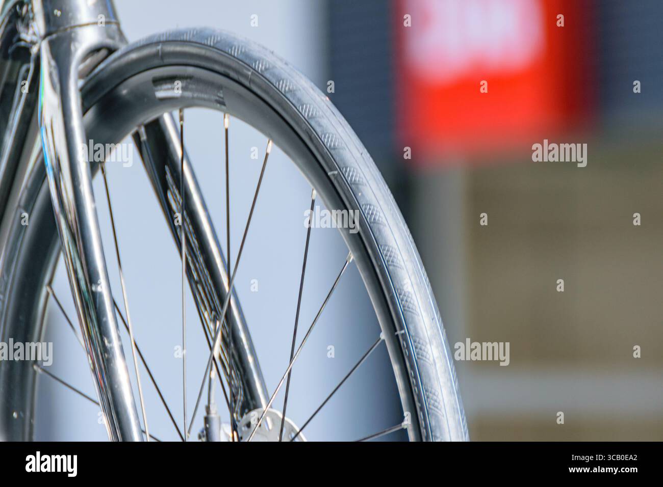 Gros plan d'un concept moderne de vélo de roue et de pneu Banque D'Images