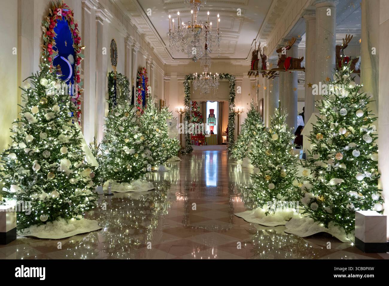 27 novembre 2023, Washington, District of Columbia, États-Unis : le Cross Hall de la Maison Blanche à Washington, DC décoré pour les vacances d'hiver 2023, avec le thème 'magie, merveille et joie'. (Crédit image : © Chris Kleponis/CNP via ZUMA Press Wire) Banque D'Images