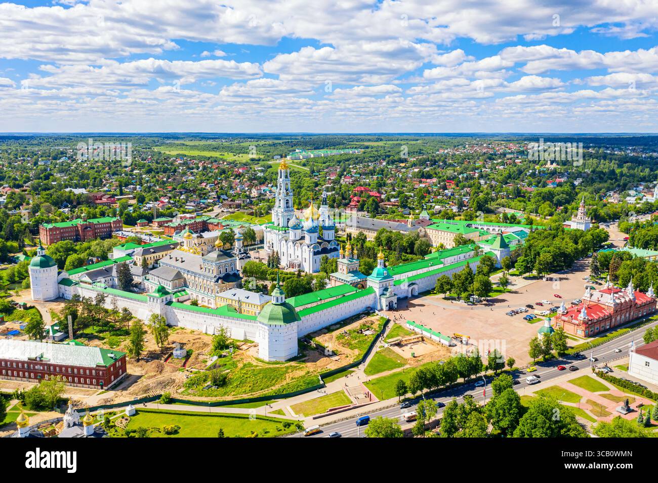 Architecture orthodoxe russe. Vue aérienne par drone de la Trinité Lavra de St Serge à Sergiev Posad, région de Moscou, Russie. Journée d'été ensoleillée. Masculin Mo Banque D'Images