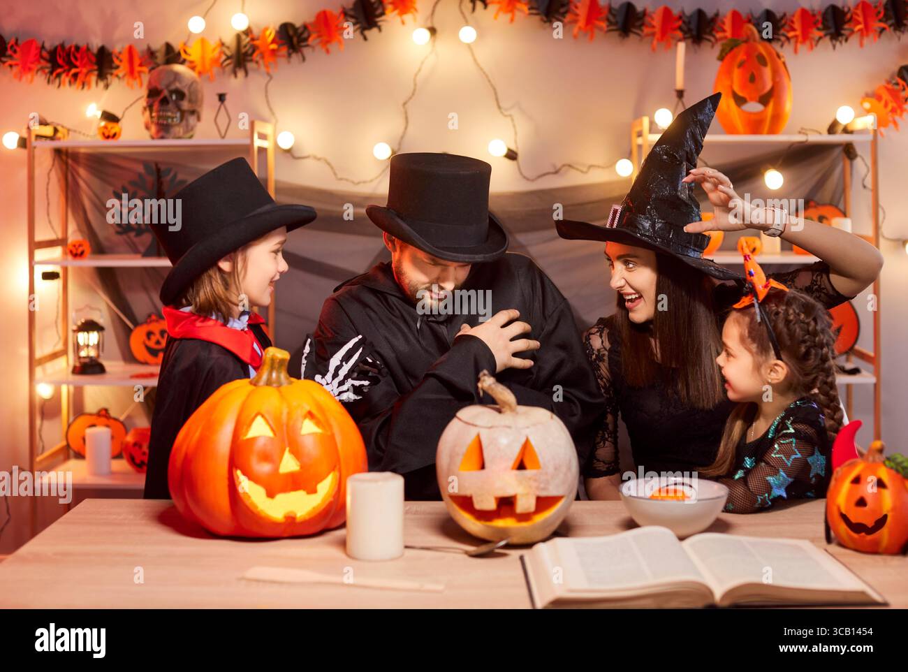 Bonne fête de famille d'Halloween, décor de lanterne à la citrouille, les parents et les enfants s'amusent à la maison Banque D'Images