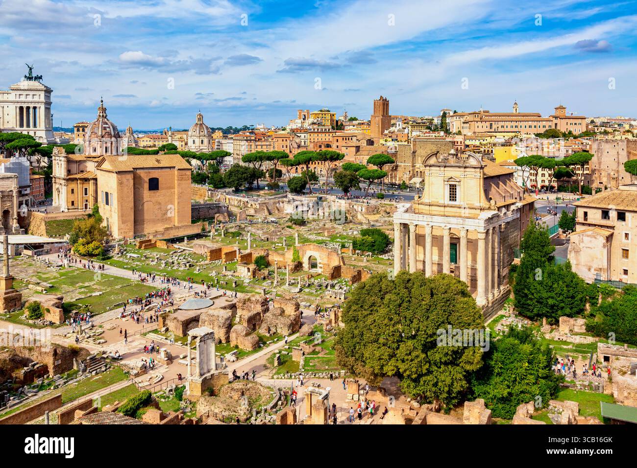 Vue panoramique sur le Forum romain et l'autel romain de la Patrie à Rome, Italie. Monuments célèbres dans le monde entier en Italie pendant la journée ensoleillée d'été. Banque D'Images
