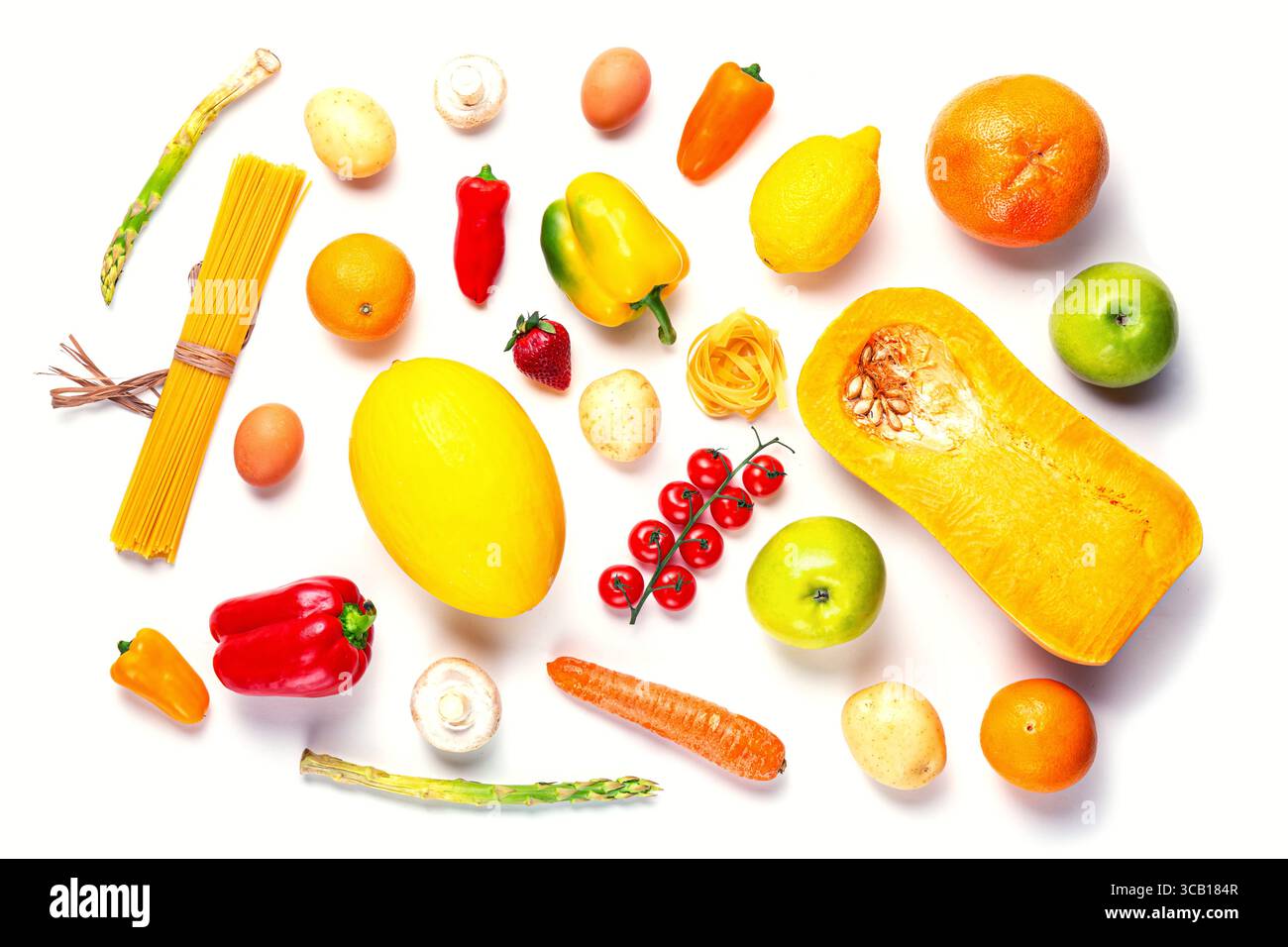 Concept végétarien de nourriture saine. Légumes, assortiment de fruits isolé sur fond blanc. Nourriture et épicerie. Vue de dessus. Banque D'Images