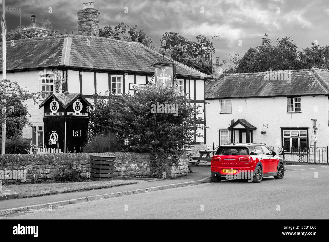Red Mini voiture garée dans le village noir et blanc typique du Herefordshire d'Eardisland près de Leominster, sur le sentier noir et blanc Banque D'Images