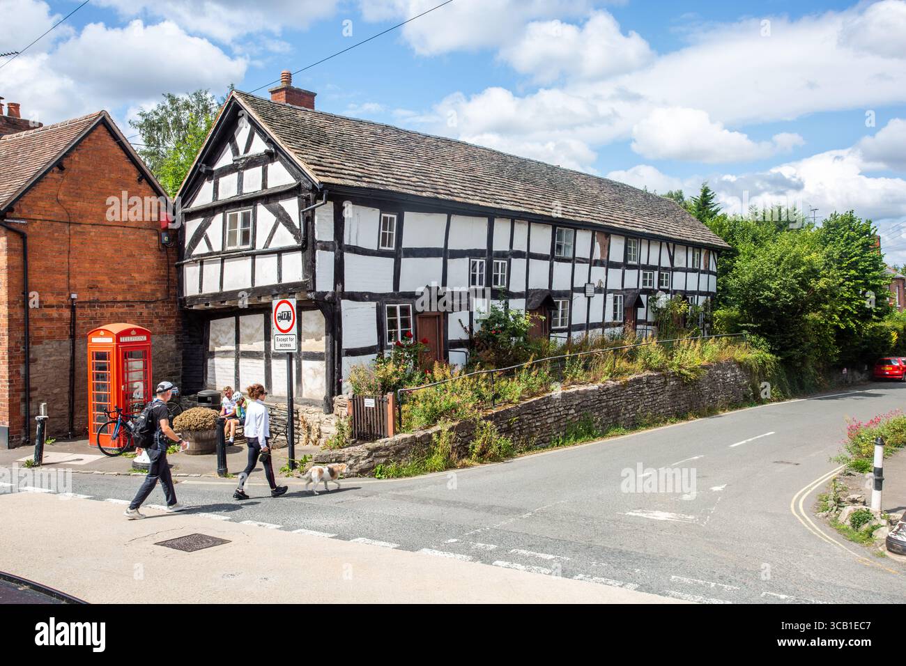 Cottages anglais noirs et blancs par excellence dans le village Herefordshire de Pembridge en Angleterre Banque D'Images
