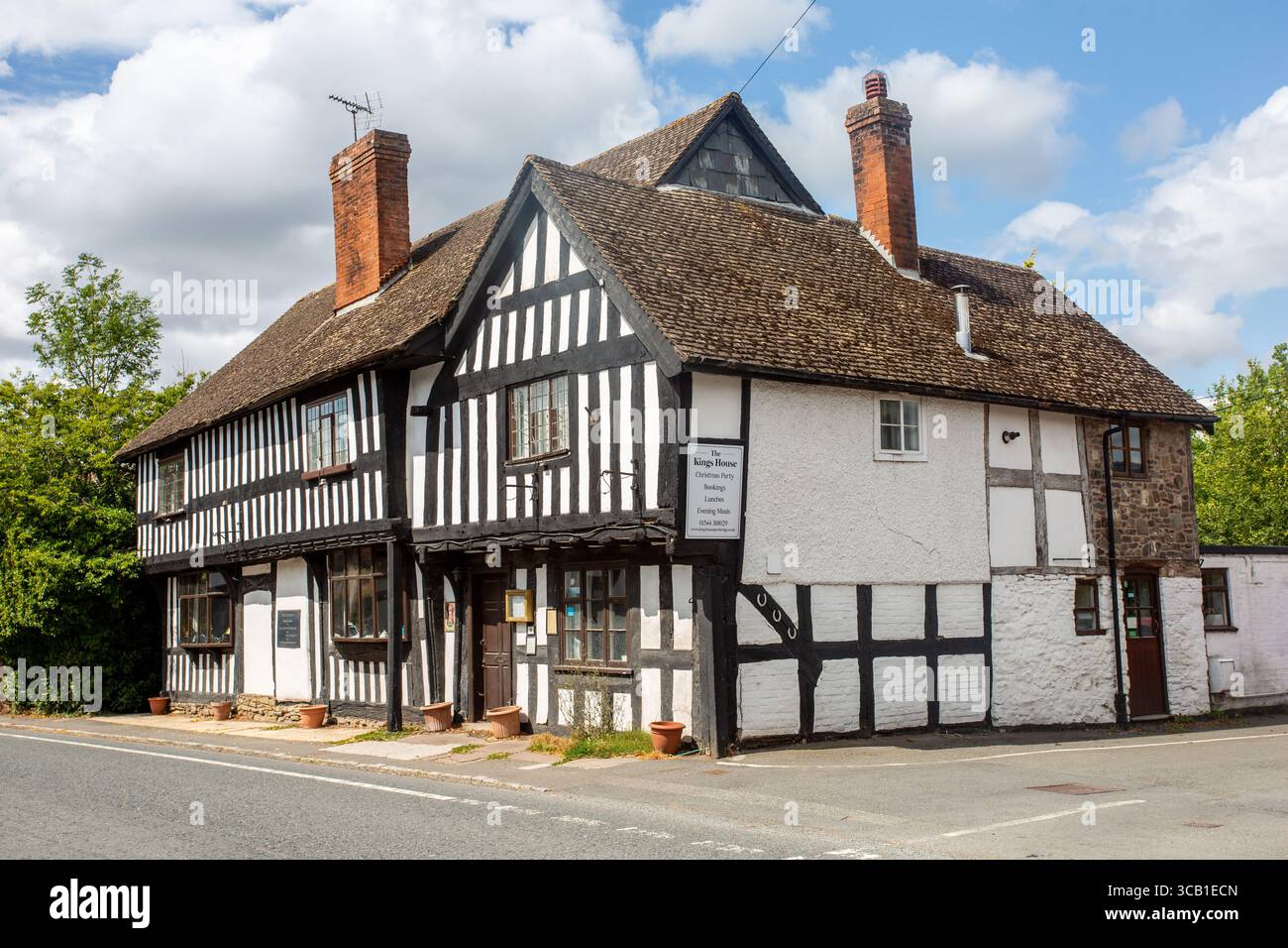 Cottages anglais noirs et blancs par excellence dans le village Herefordshire de Pembridge en Angleterre Banque D'Images