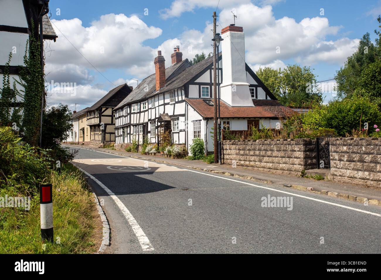 Cottages anglais noirs et blancs par excellence dans le village Herefordshire de Pembridge en Angleterre Banque D'Images