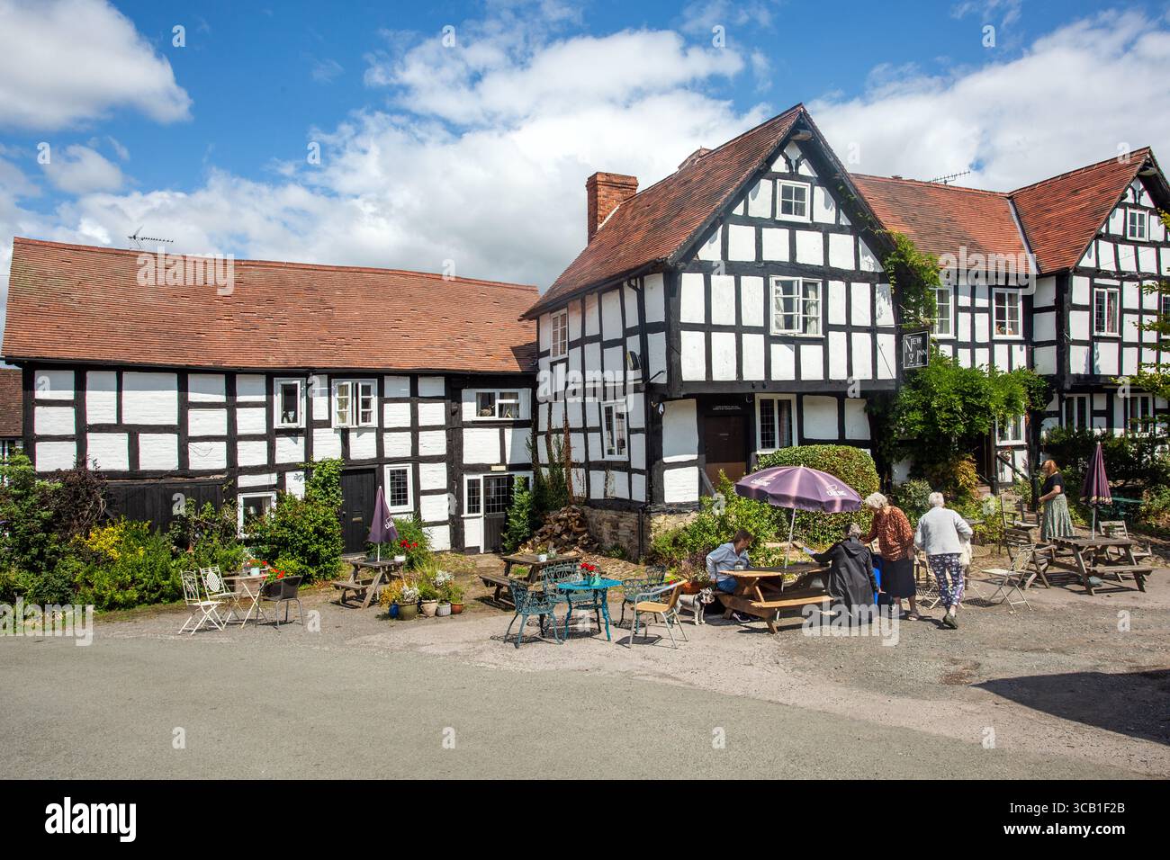 Black and White Halte colombage coaching inn, le New Inn dans le village Herefordshire de Pembridge près de Leominster sur le sentier noir et blanc Banque D'Images