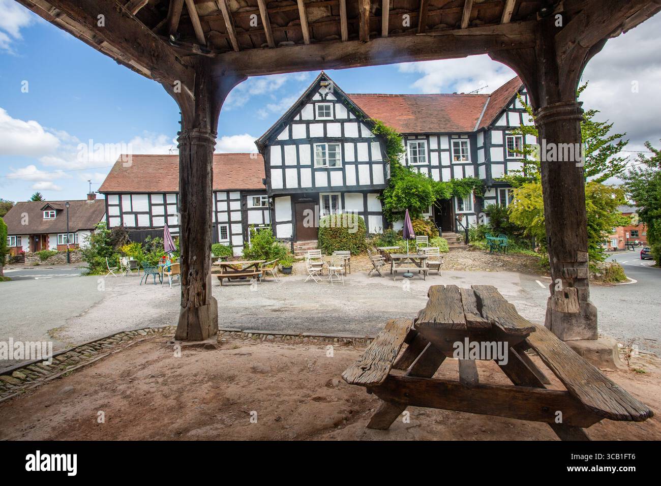Quintessence English coaching inn, le New Inn vu à travers la salle de marché en bois dans le village de Herefordshire de Pembridge près de Leominster Angleterre Banque D'Images