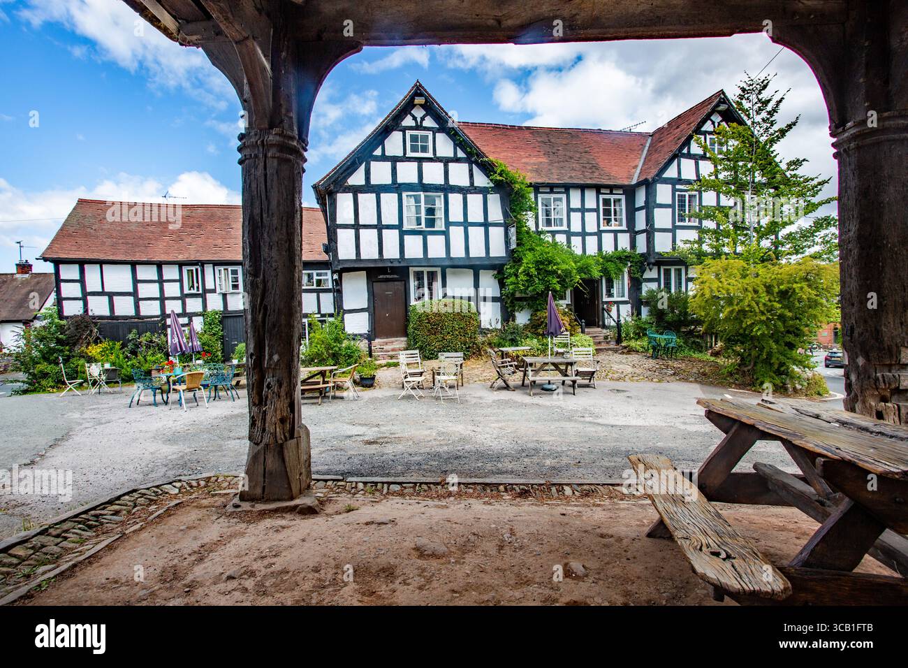 Quintessence English coaching inn, le New Inn vu à travers la salle de marché en bois dans le village de Herefordshire de Pembridge près de Leominster Angleterre Banque D'Images