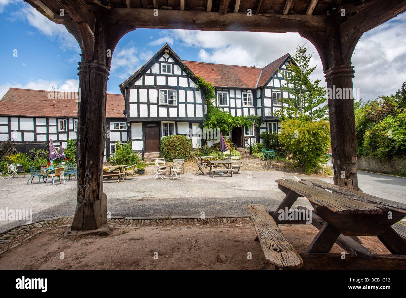 Quintessence English coaching inn, le New Inn vu à travers la salle de marché en bois dans le village de Herefordshire de Pembridge près de Leominster Banque D'Images
