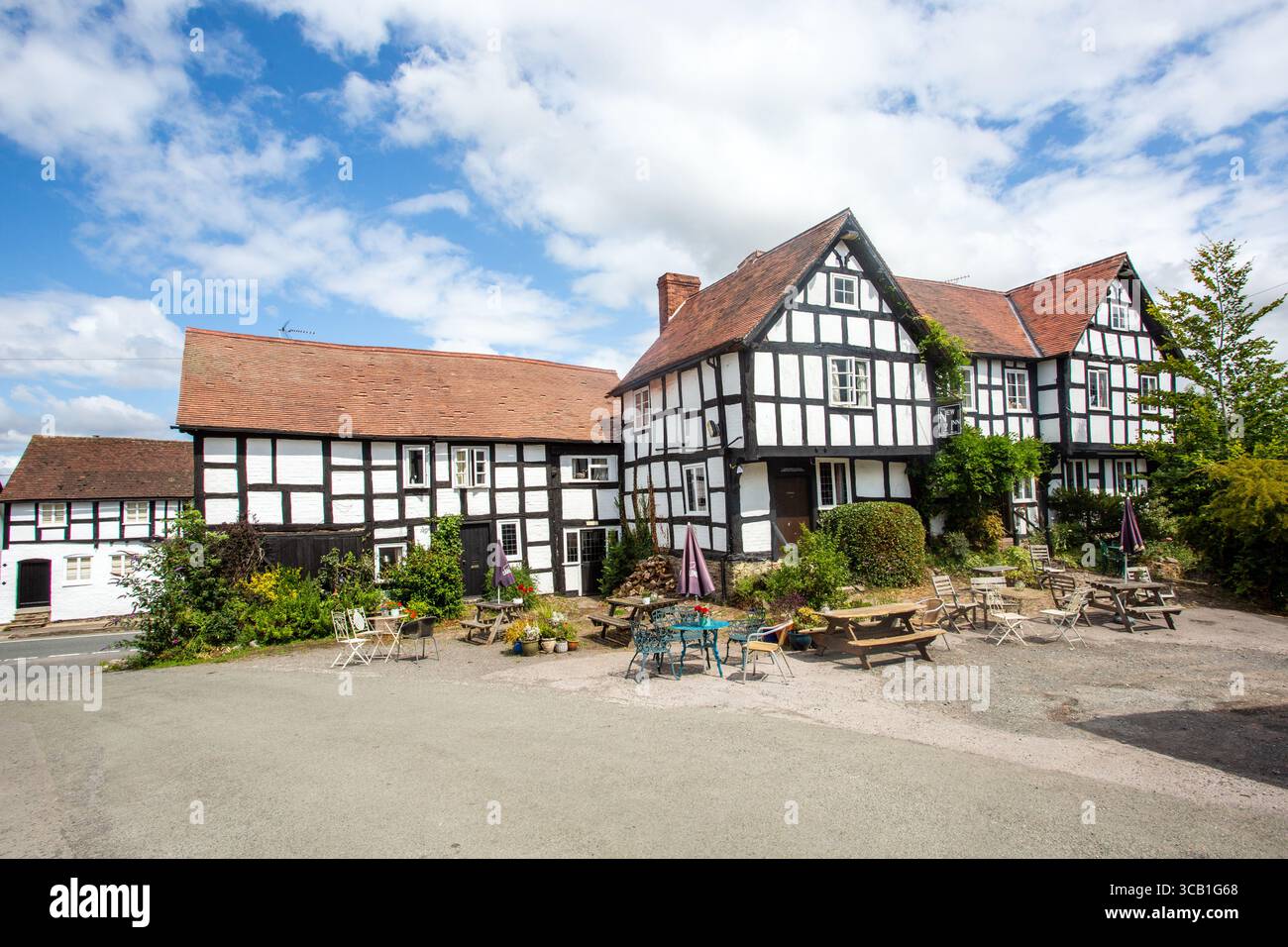 Black and White Halte colombage coaching inn, le New Inn dans le village Herefordshire de Pembridge près de Leominster sur le sentier noir et blanc Banque D'Images