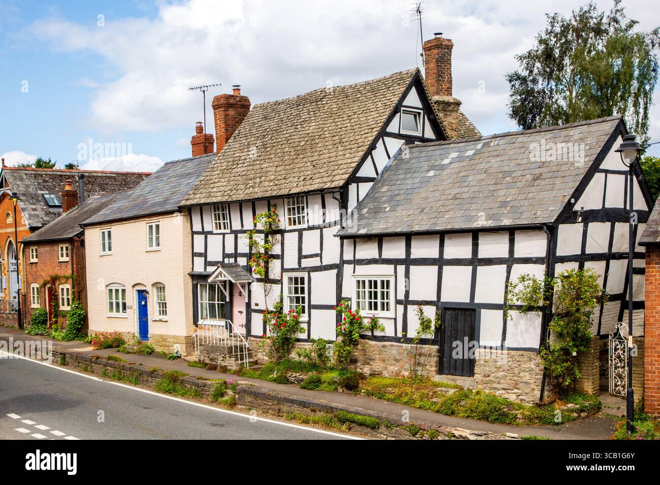 Cottages anglais noirs et blancs par excellence dans le village Herefordshire de Pembridge en Angleterre Banque D'Images