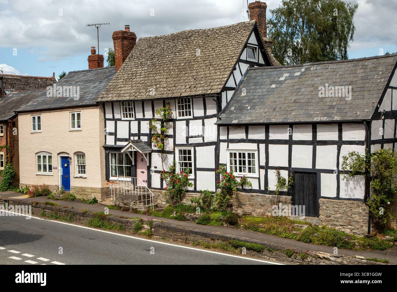 Cottages anglais noirs et blancs par excellence dans le village Herefordshire de Pembridge en Angleterre Banque D'Images