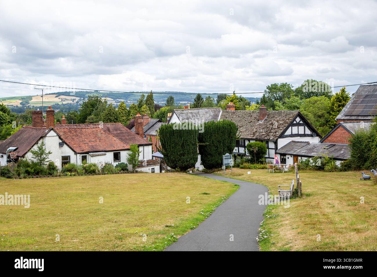 Cottages anglais noirs et blancs par excellence dans le village Herefordshire de Pembridge en Angleterre Banque D'Images