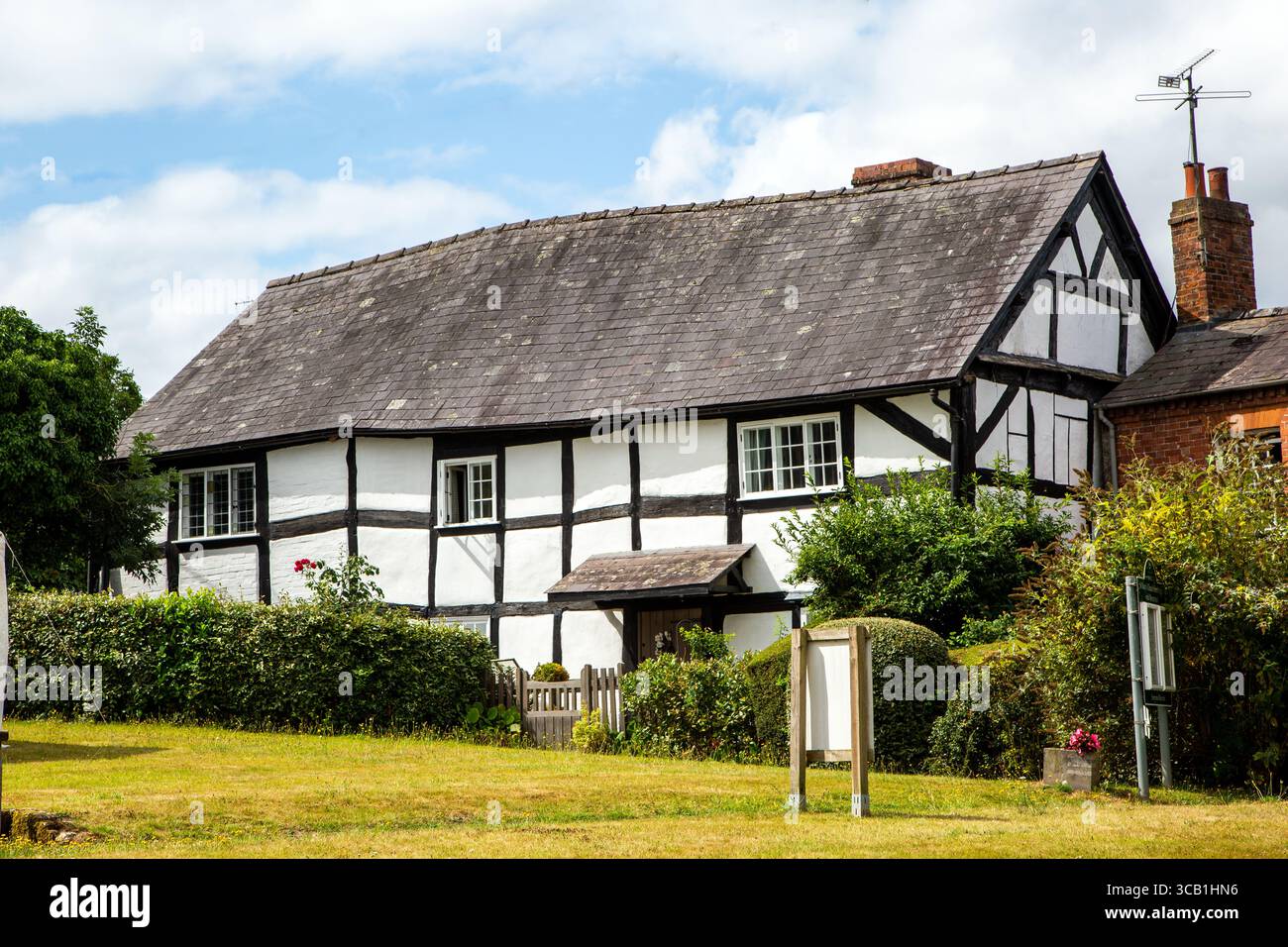 Maison de campagne anglaise à colombages noir et blanc dans le village de Pembridge dans le Herefordshire près de Leominster Banque D'Images